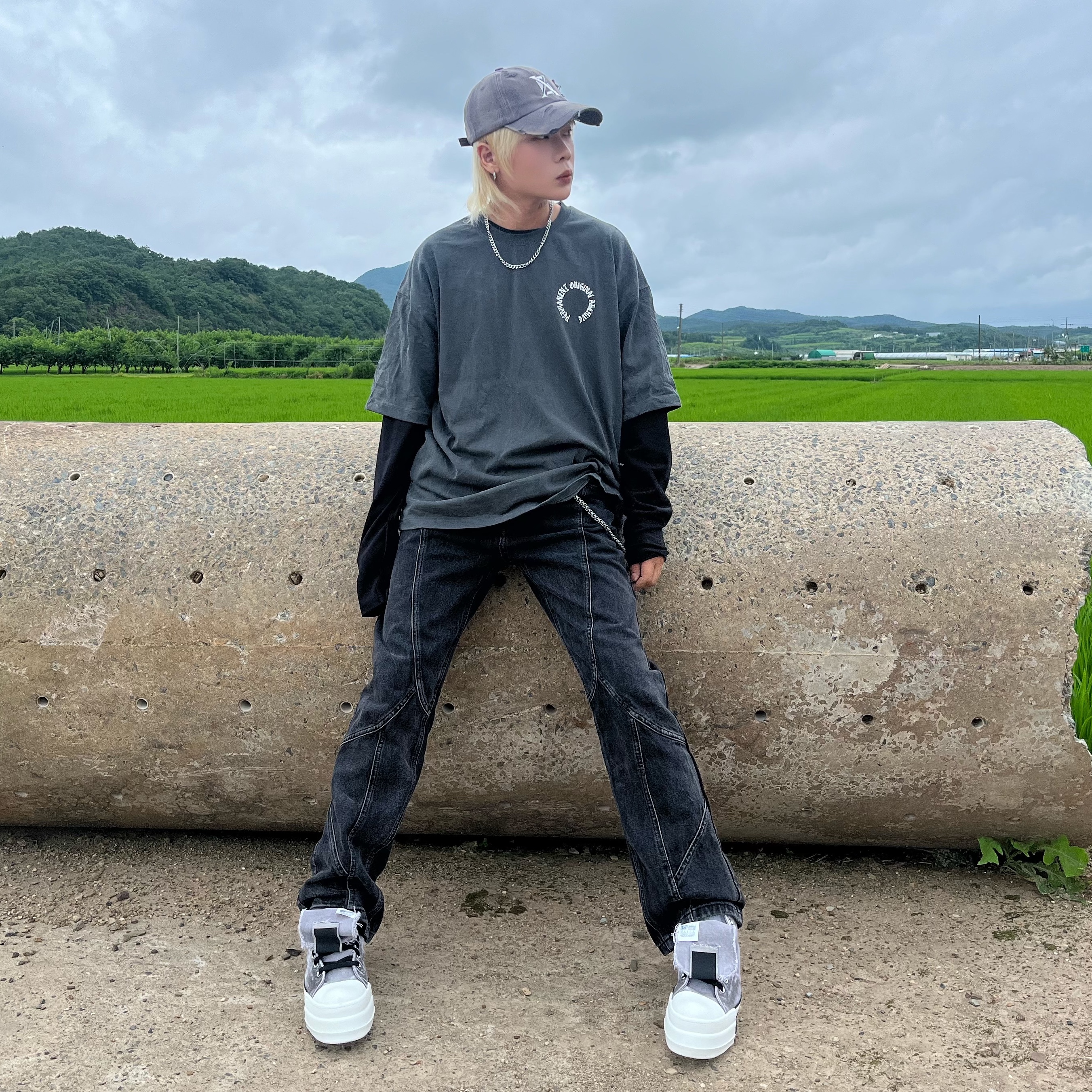 Converse x Drkshdw DBL Drkstar Overdye Chuck 70 Hi Concrete, Permanent Archive Pigment Arch Logo T-Shirt Charcoal 착용 스타일 - 3