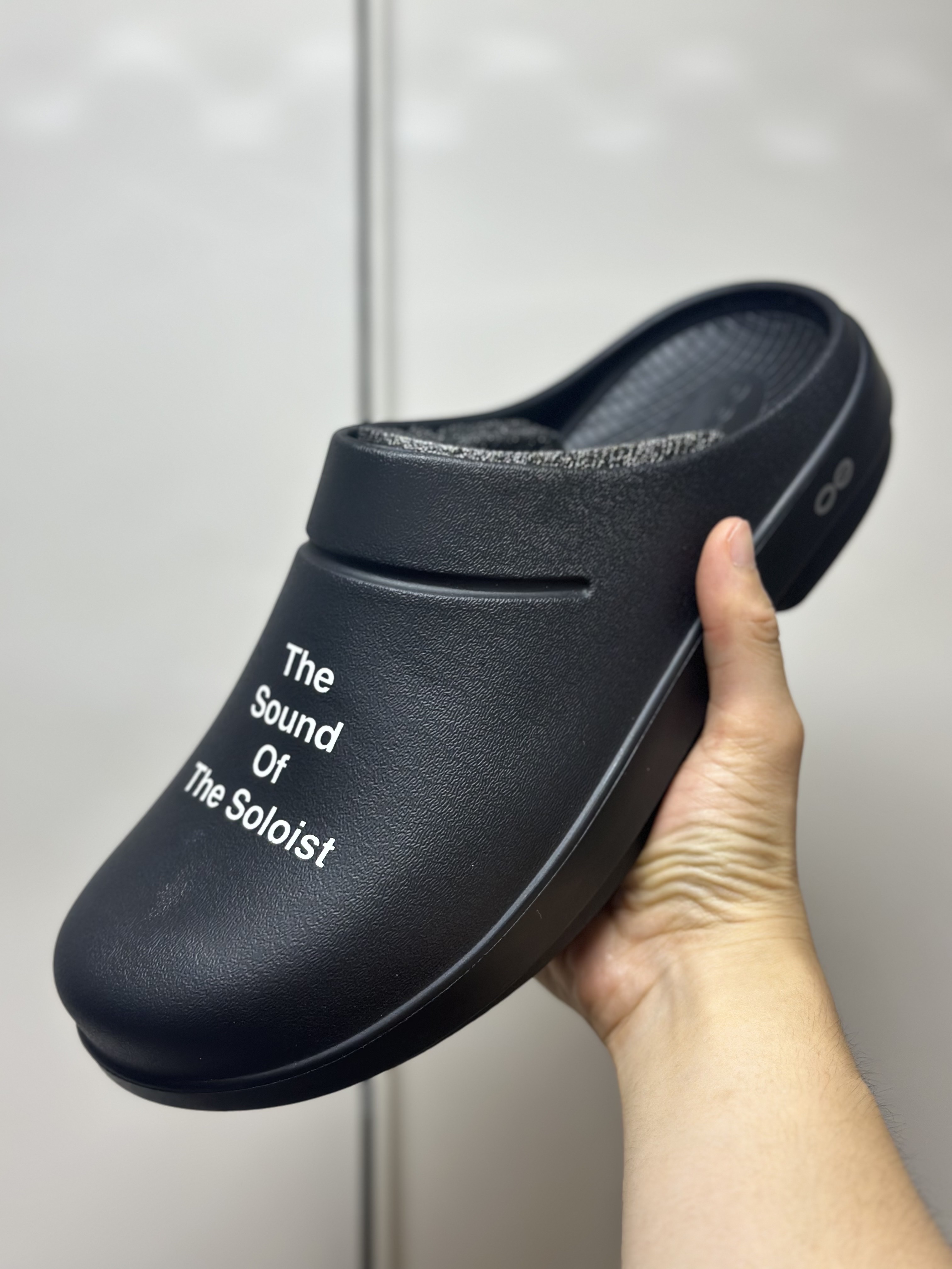 Oofos x Takahiromiyashita The Soloist Last Night I Dreamed That Somebody Loved Me The Sound of The Soloist Clog Black 착용 스타일