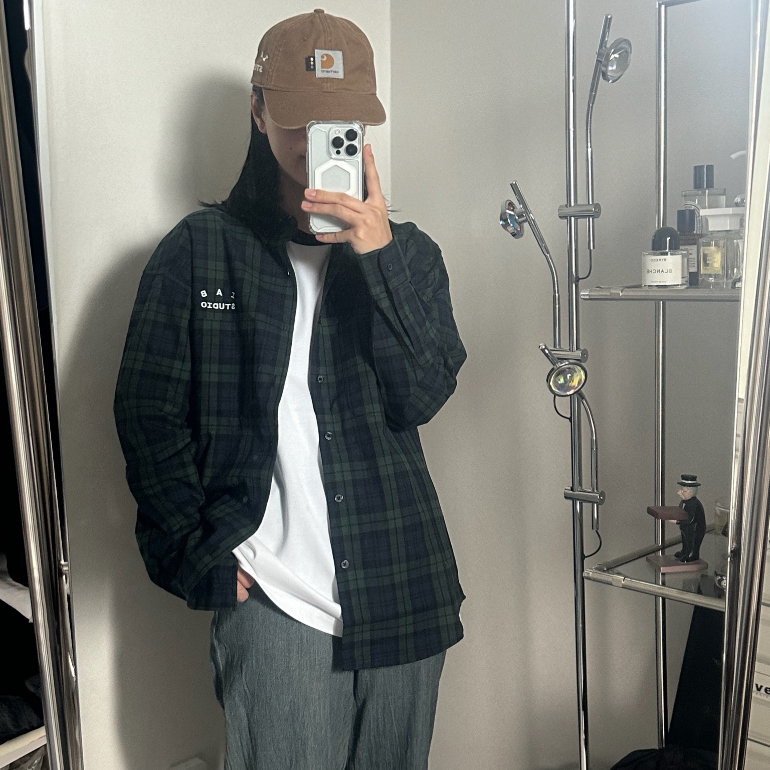 Carhartt WIP x IAB Studio Canvas 6-Panel Cap Hamilton Brown, IAB Studio Blackwatch Tartan Shirt Blue Green 착용 스타일 - 3