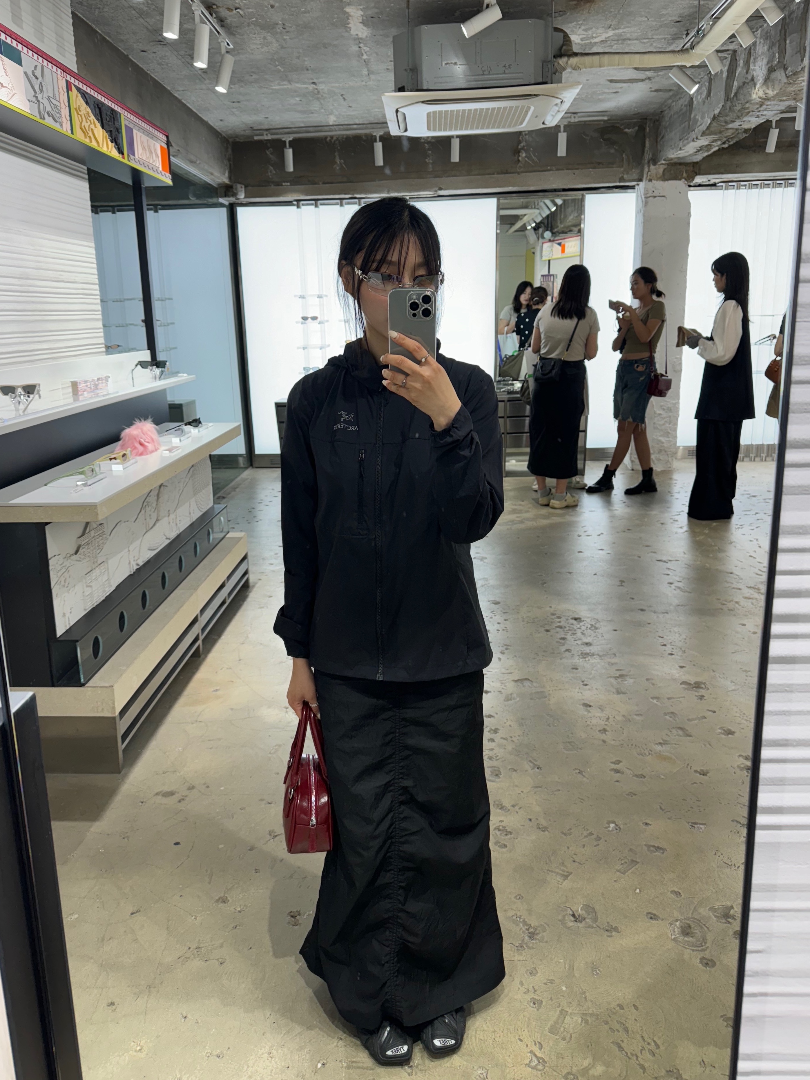 Arc'teryx Squamish Hoody Black, (W) Balenciaga Tyrex Sneakers Black 착용 스타일