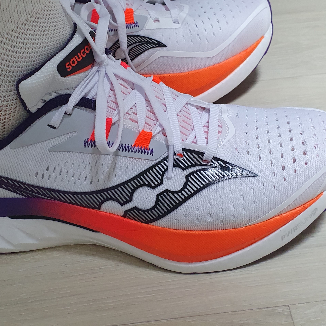 Saucony Endorphin Speed 4 White Viziorange 착용 스타일 - 2