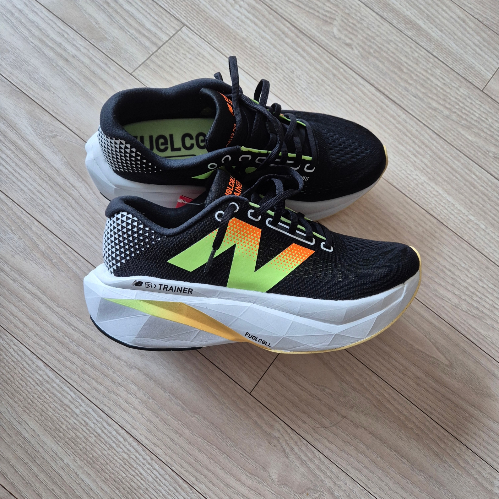 (W) New Balance FuelCell Supercomp Trainer v3 Black Phantom - D Wide 착용 스타일