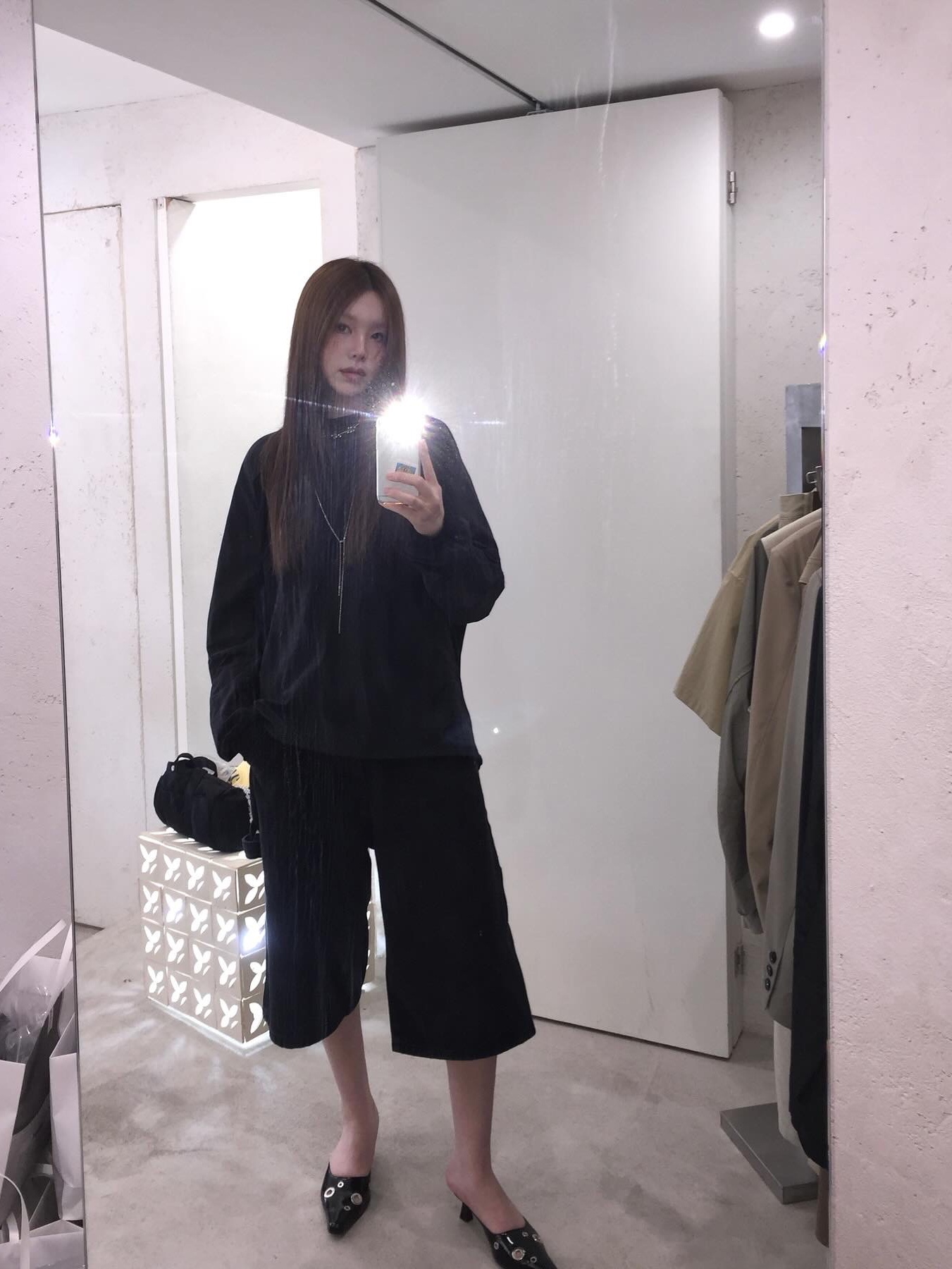 Suade Carpenter Denim Shorts Light Blue, Suade Carpenter Denim Shorts Black 착용 스타일
