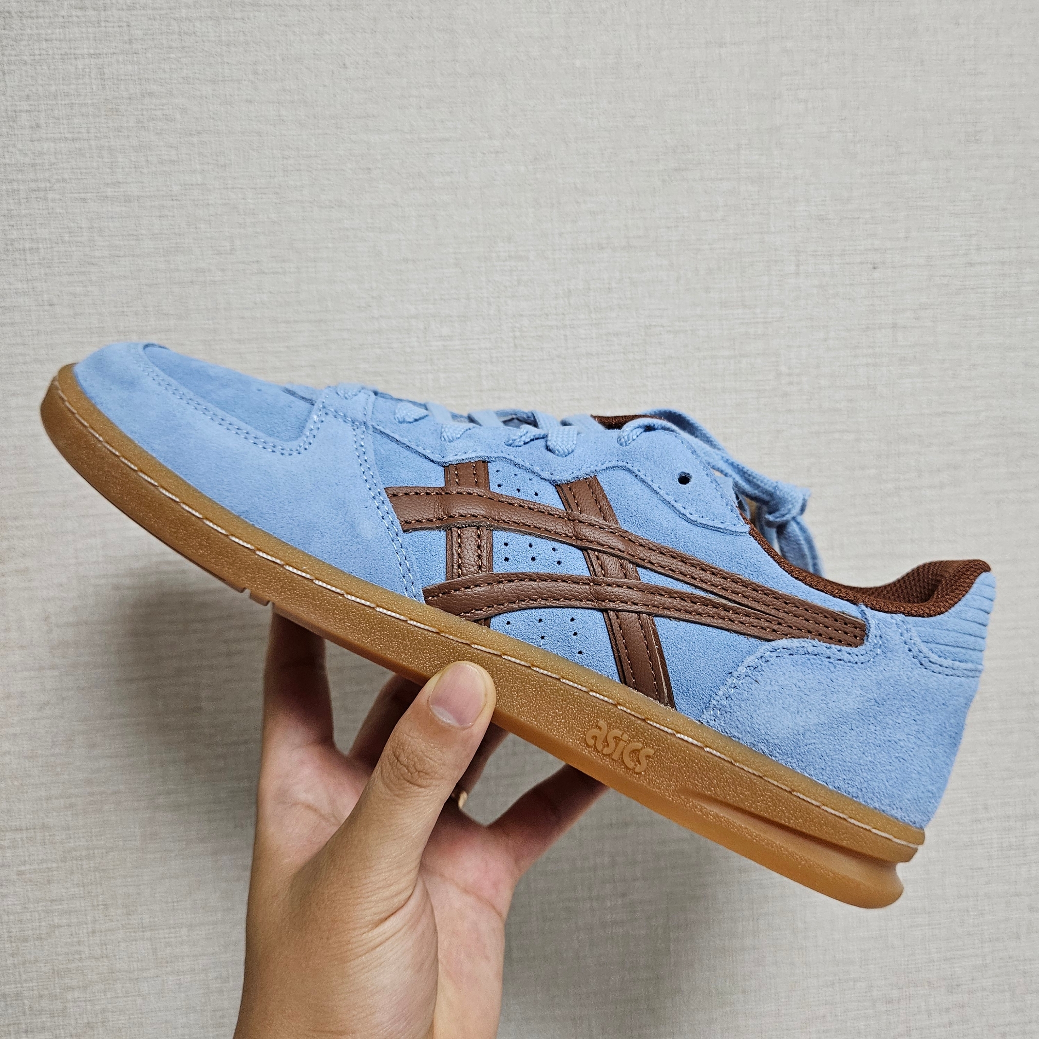 Asics x Hay Skyhand OG Chambray Blue Tortoise Shell 착용 스타일 - 2
