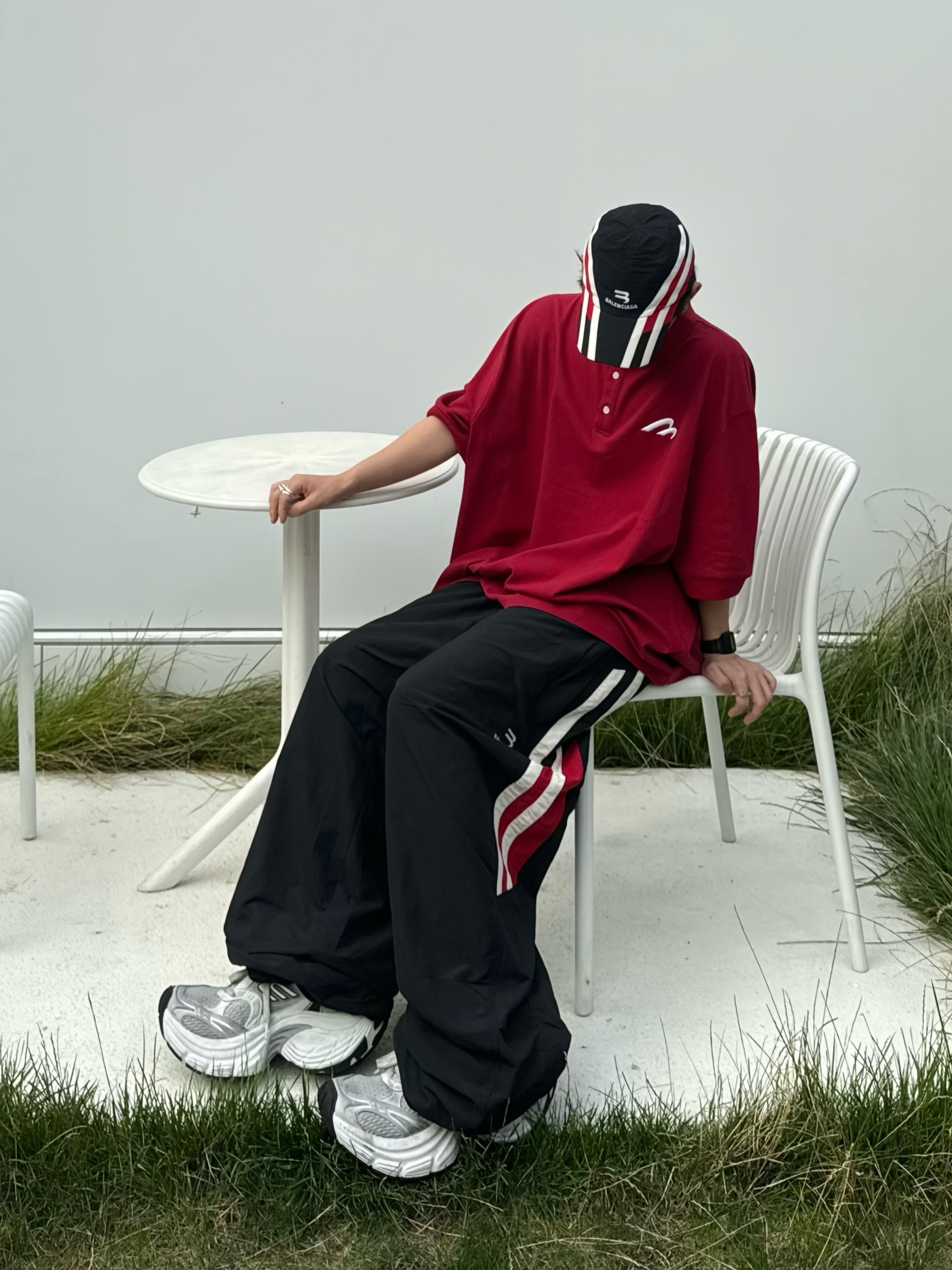 Balenciaga 10XL Sneakers White Grey Silver Black, MJD Oversized Polo Burgundy 착용 스타일 - 4
