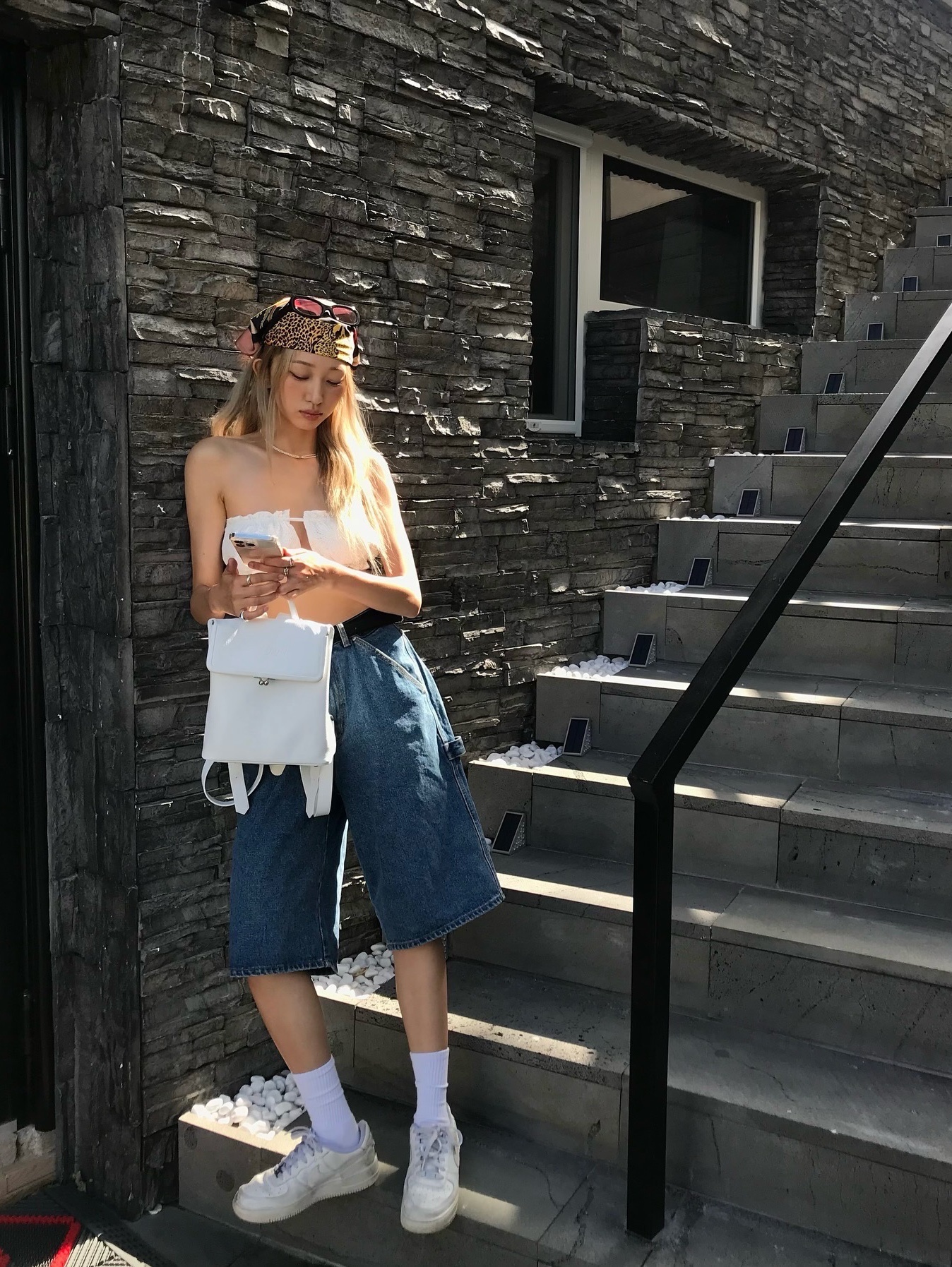Suade Carpenter Denim Shorts Light Blue, Suade Carpenter Denim Shorts Black 착용 스타일