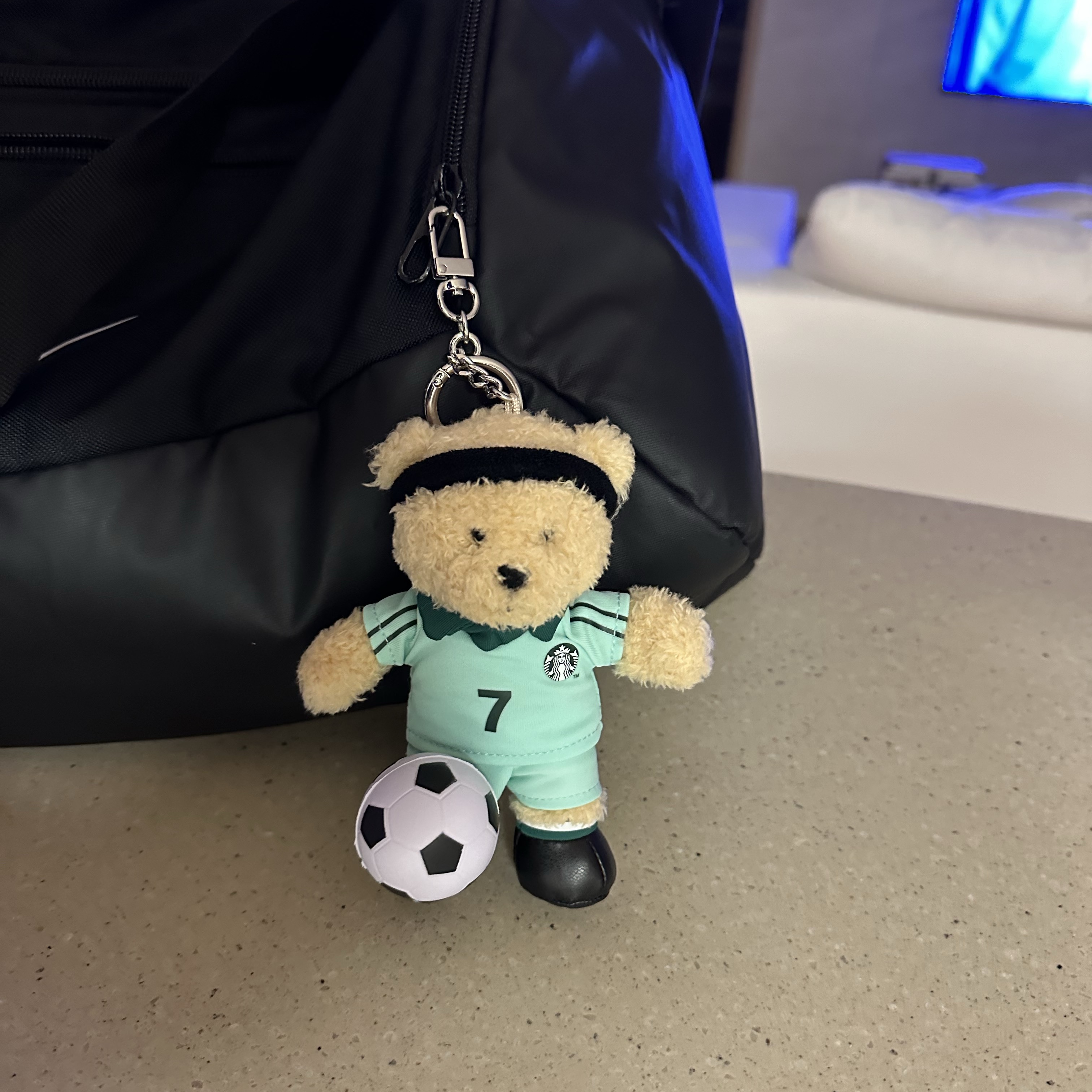 Starbucks Soccer Bearista Keychain 착용 스타일