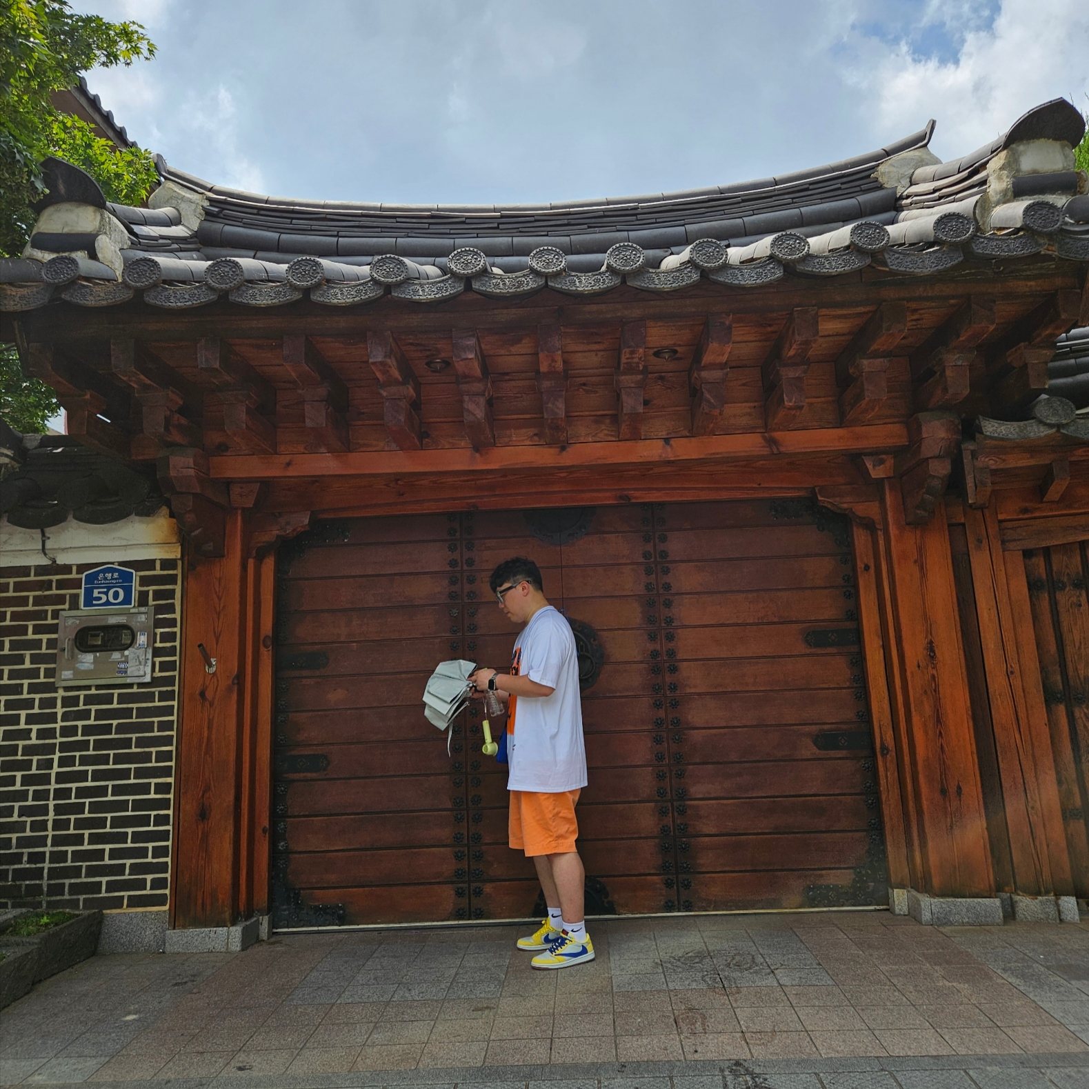 (W) Jordan 1 x Travis Scott Retro Low OG SP Canary, Supreme x Yohji Yamamoto Pumpkin T-Shirt White - 22FW 착용 스타일 - 3