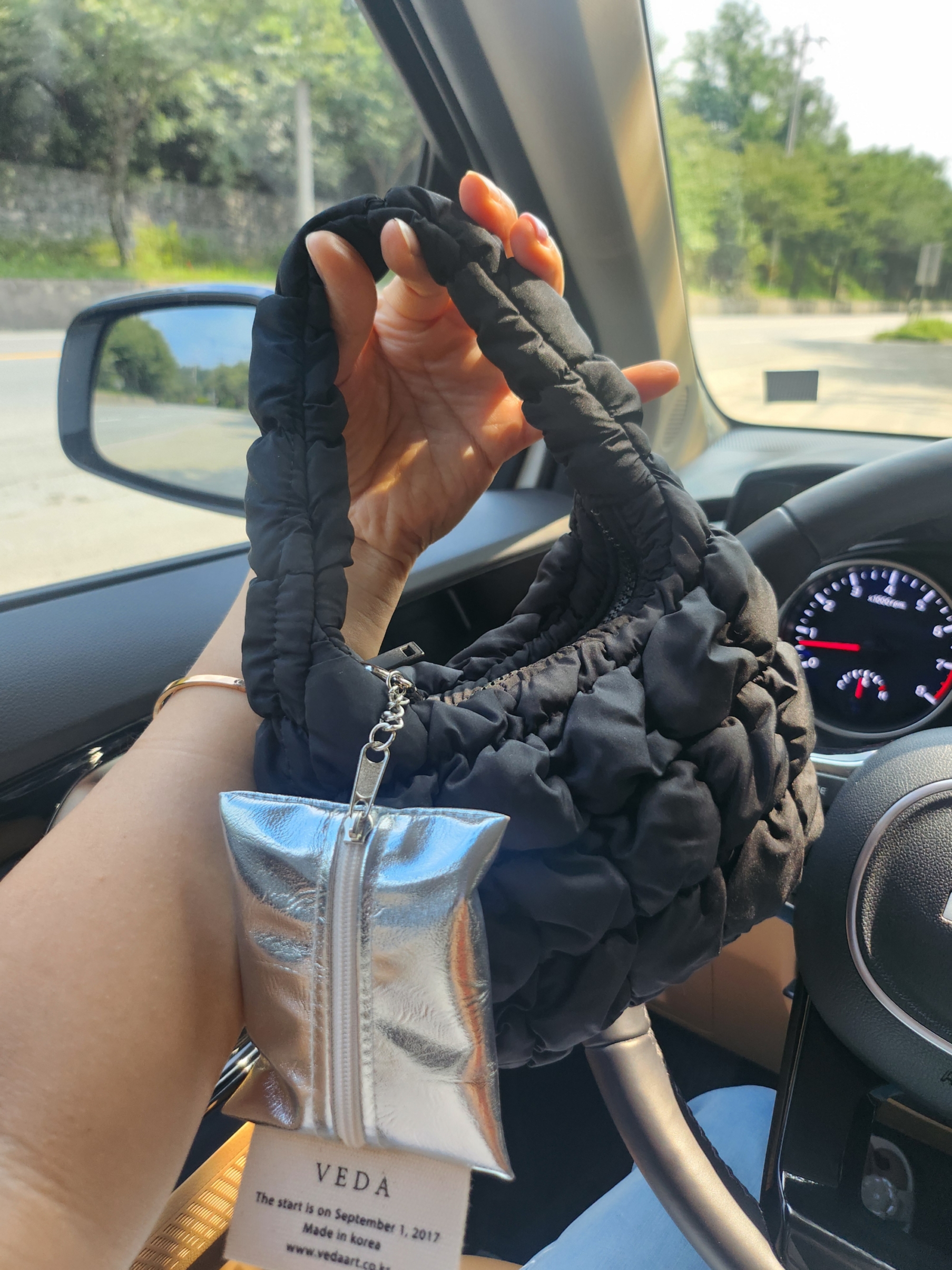 COS Quilted Micro Bag Black 착용 스타일