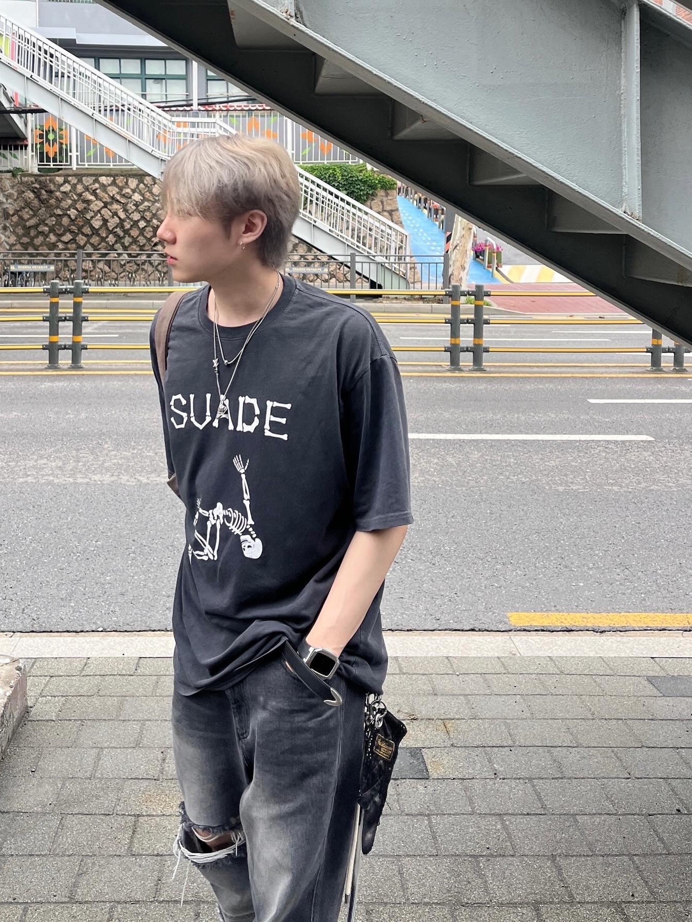 Suade Jumping Skull Tee White, Suade Jumping Skull Tee Pigment Black 착용 스타일