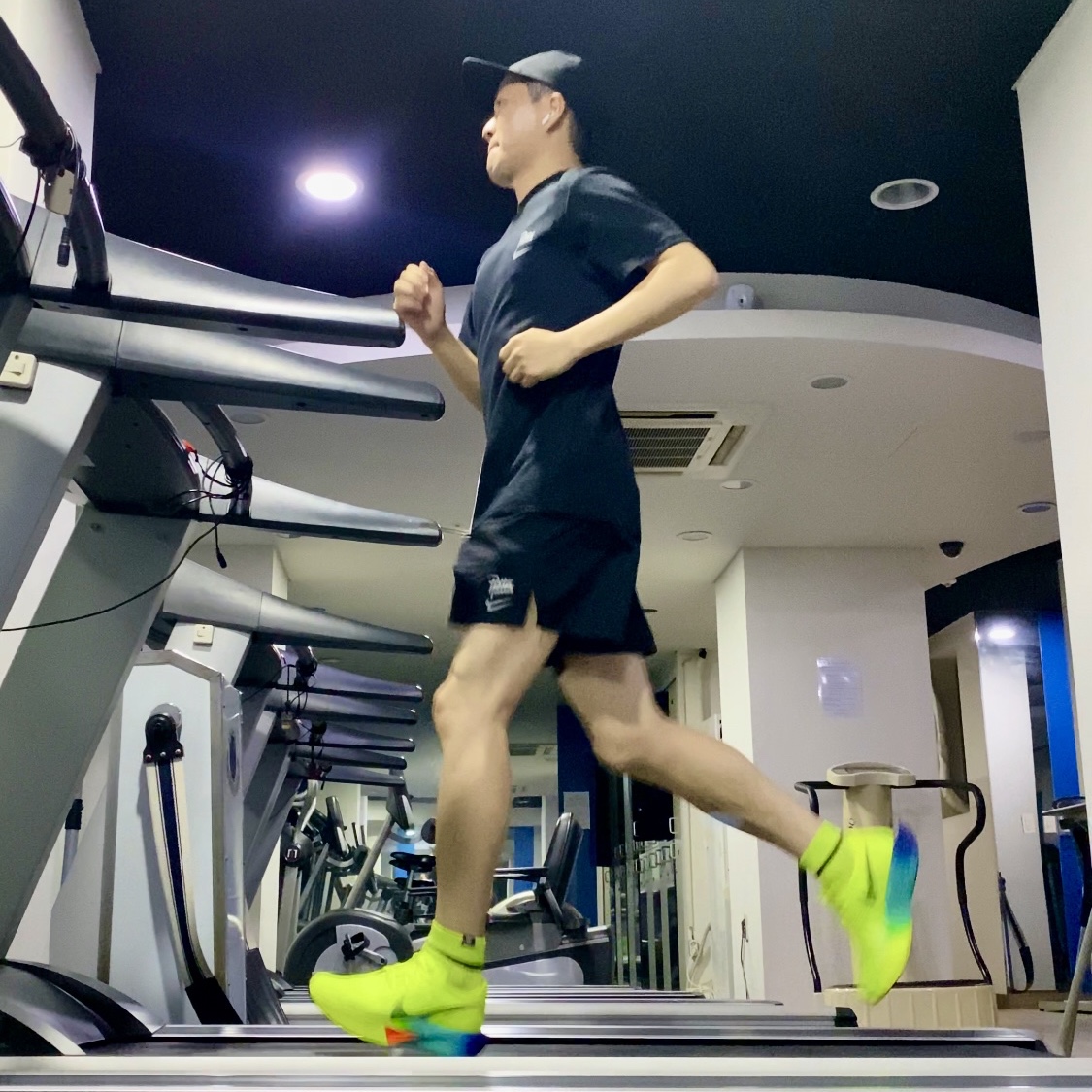 Nike ZoomX Vaporfly Next% 3 Volt Scream Green, Nike x Patta T-Shirt Black - Asia 착용 스타일 - 1