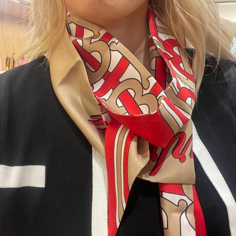 (W) Burberry Montage Print Silk Skinny Scarf Archive Beige 착용 스타일