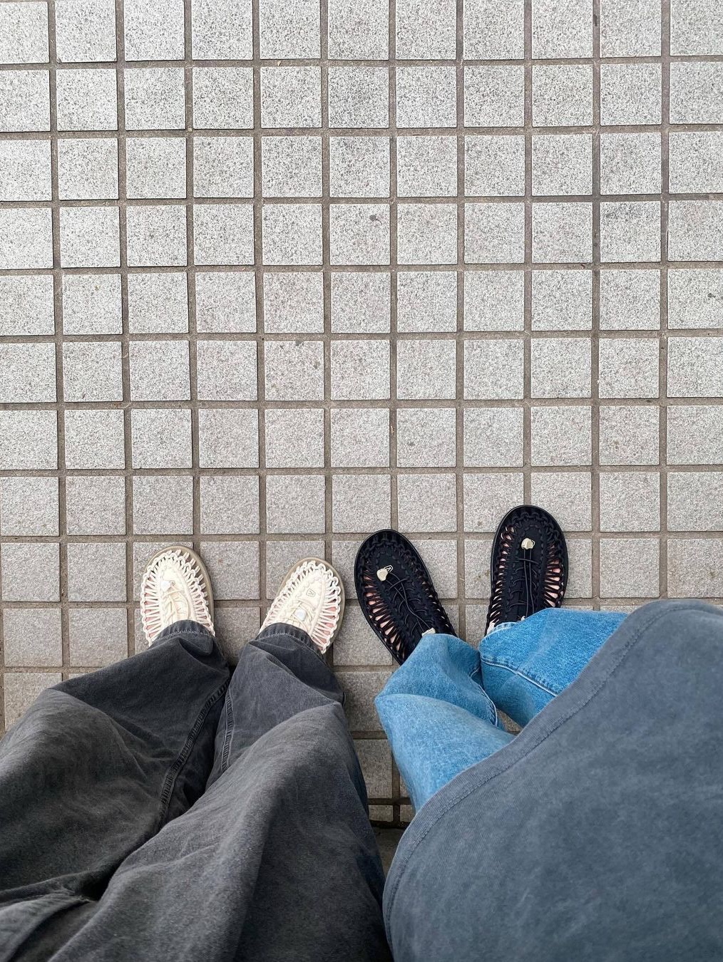 Keen Shanti Black Dawn Blue, Keen Uneek II Slide Cathay Spice Black 착용 스타일 - 3