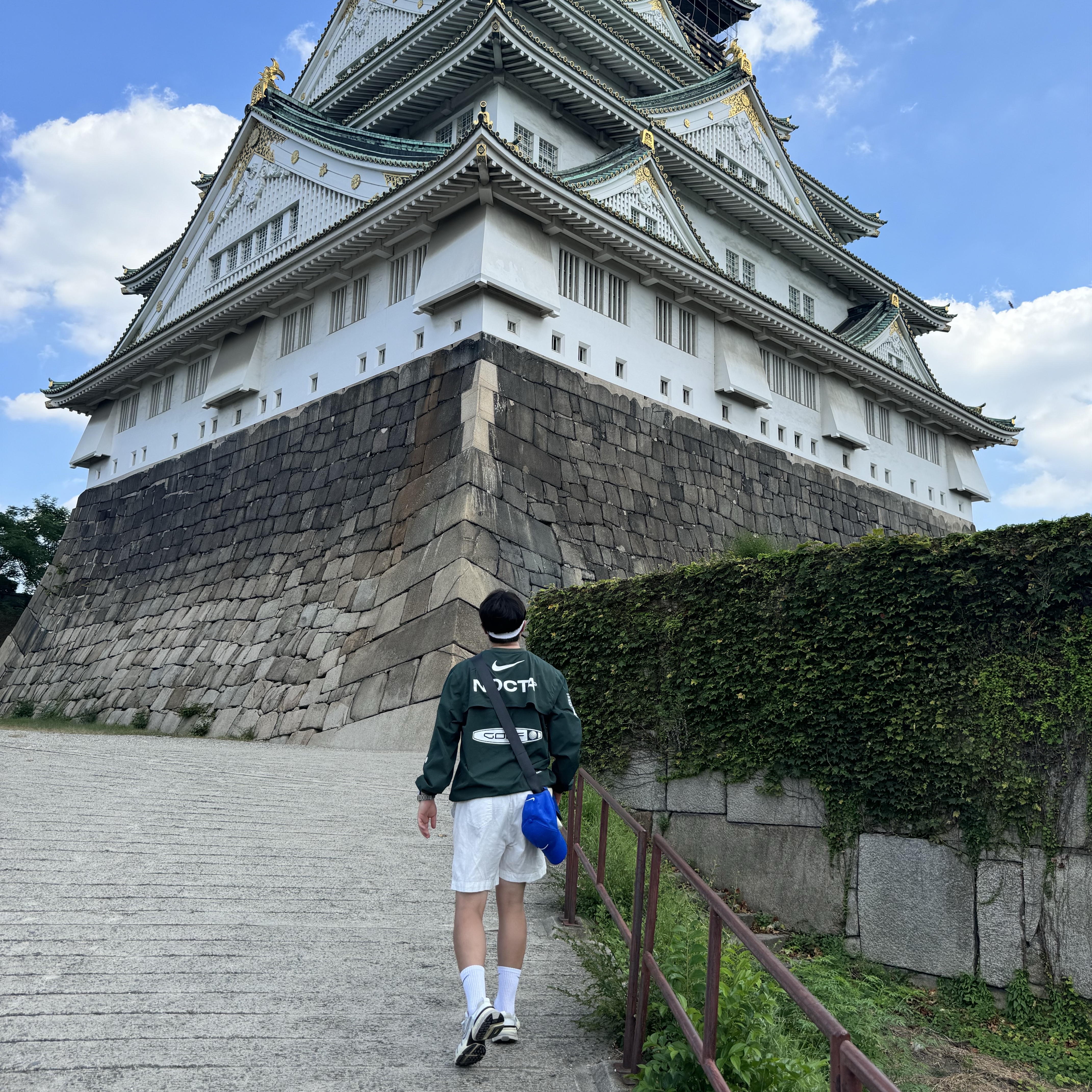 Nike x Drake Nocta Golf Crewneck Top Green - Asia, Nike V2K Run Summit White Metallic Silver 착용 스타일 - 2