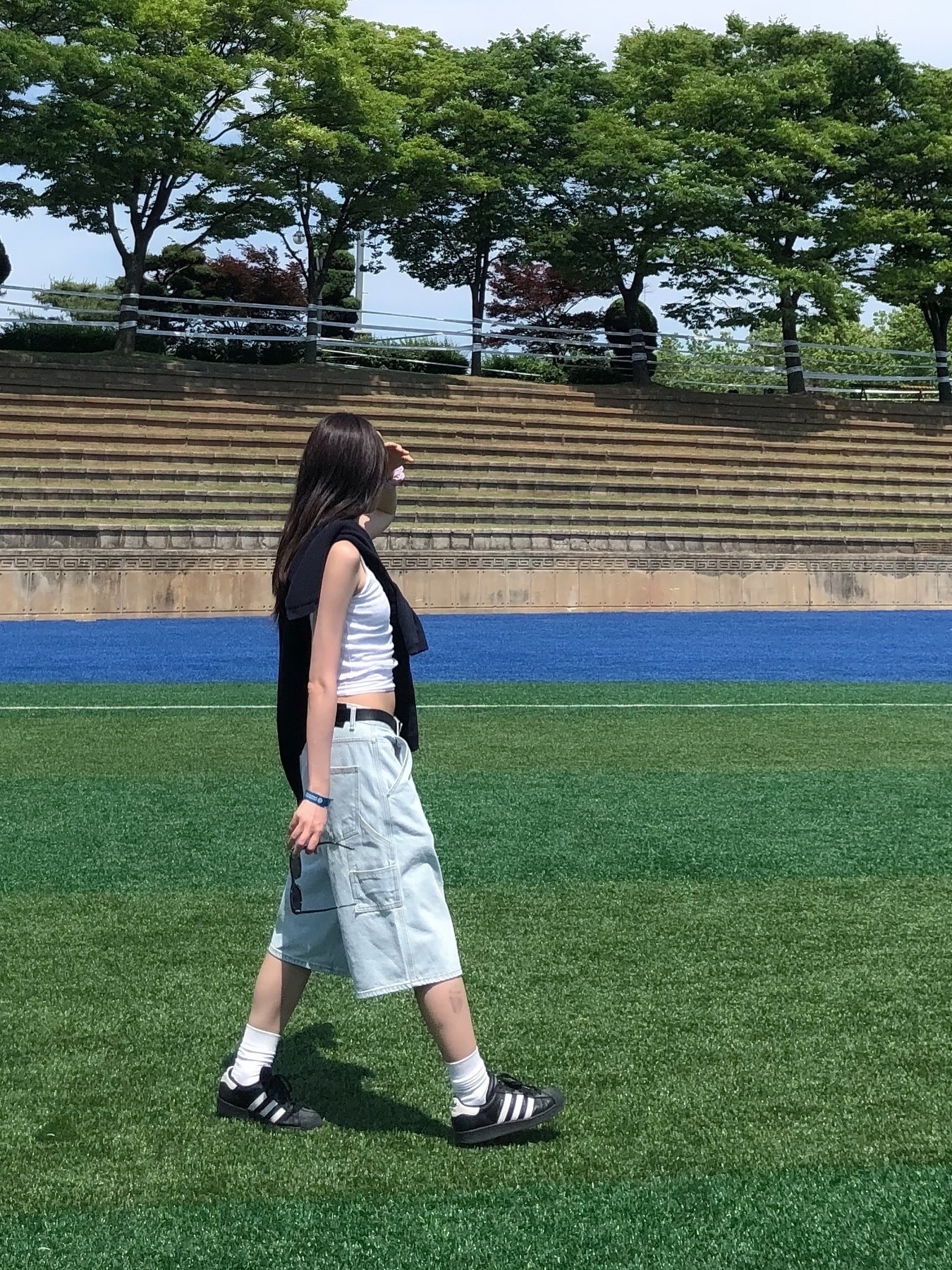Suade Carpenter Denim Shorts Light Blue, Suade Carpenter Denim Shorts Black 착용 스타일