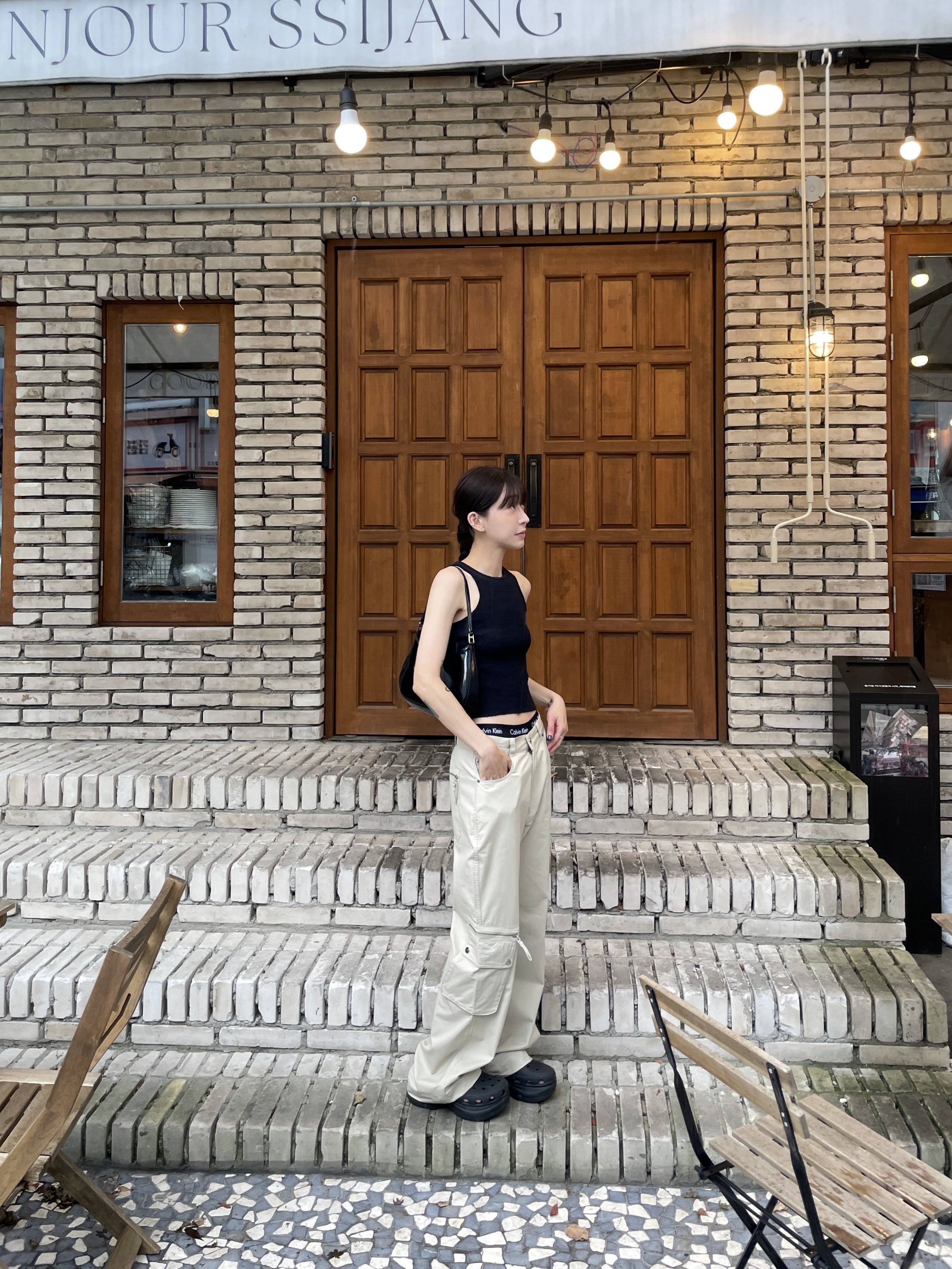 (W) Crocs Classic Platform Clog Black, Prada Cleo Brushed Leather Shoulder Bag Black 착용 스타일 - 1