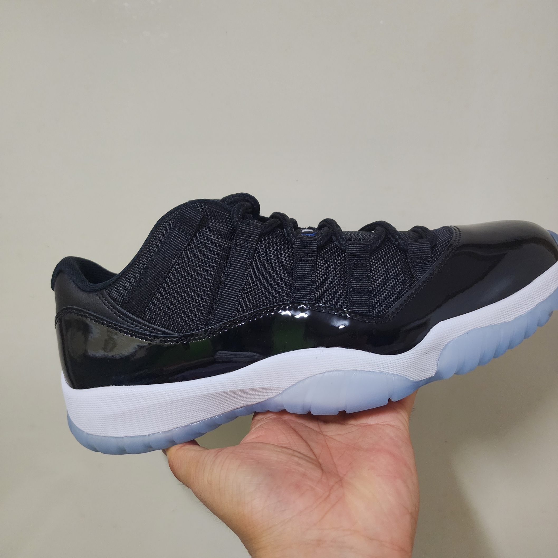 Jordan 11 Retro Low Black and Varsity Royal 착용 스타일