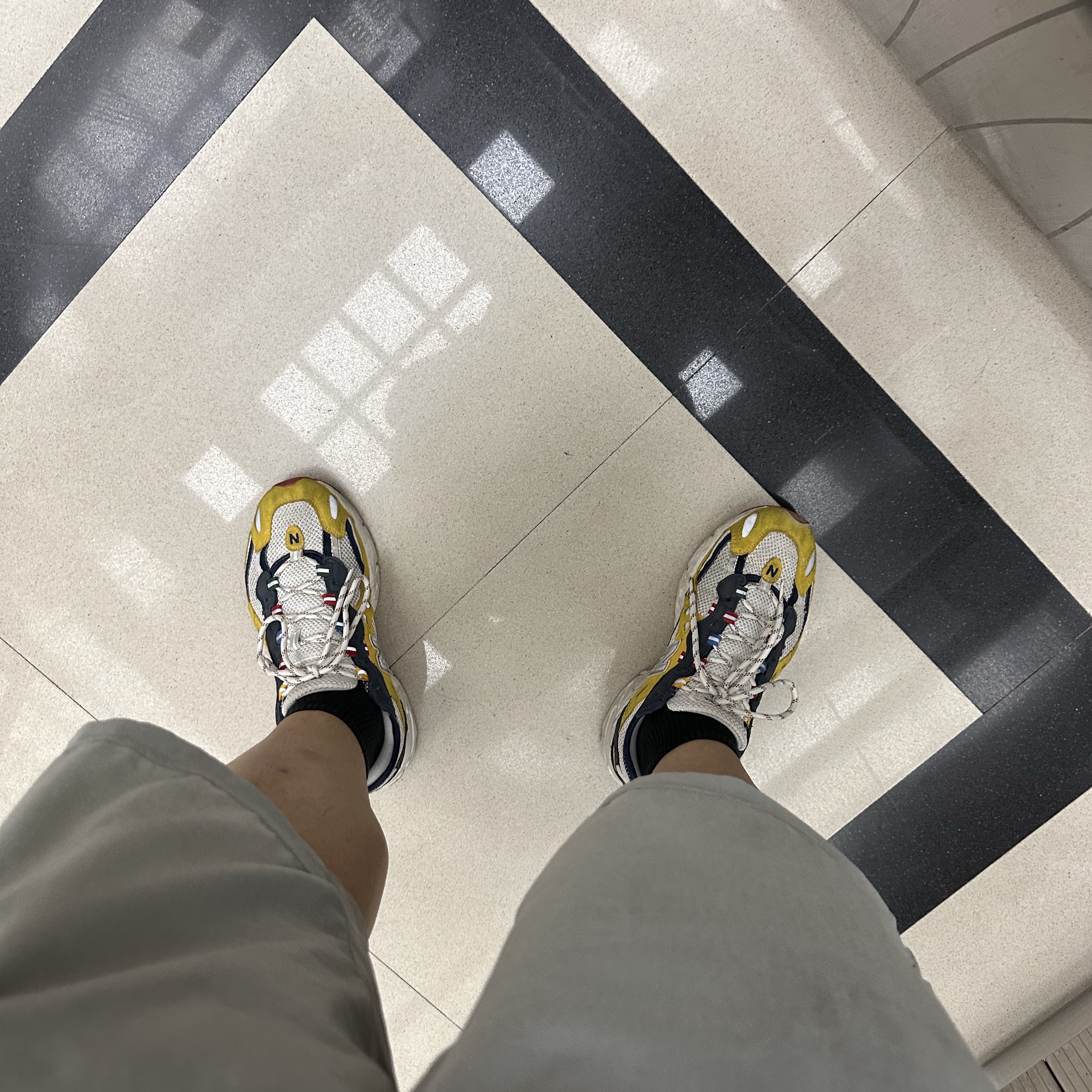 New Balance x Aime Leon Dore 827 Abzorb Yellow 착용 스타일