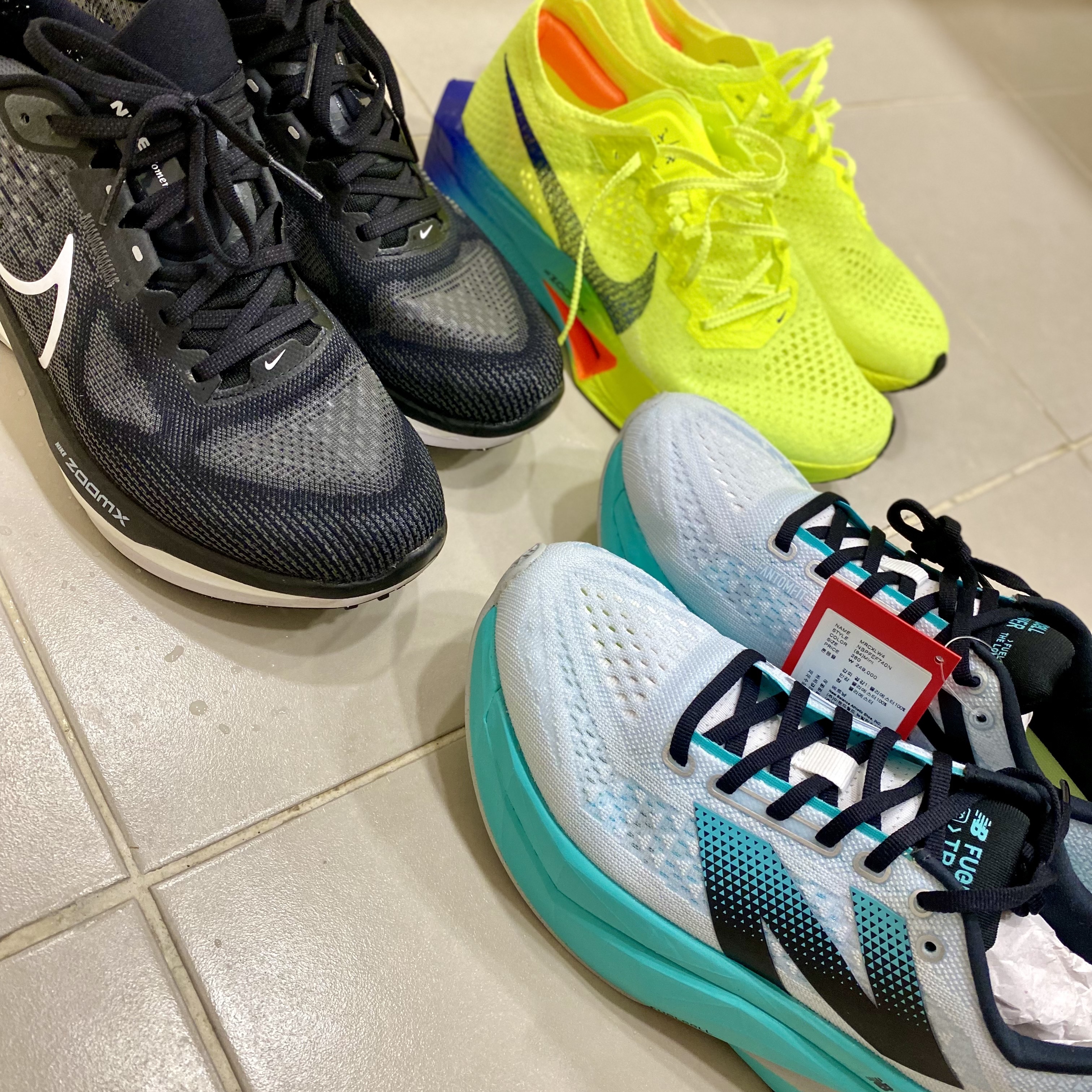 Nike ZoomX Vaporfly Next% 3 Volt Scream Green, Nike Vomero 17 Black Bronzine 착용 스타일