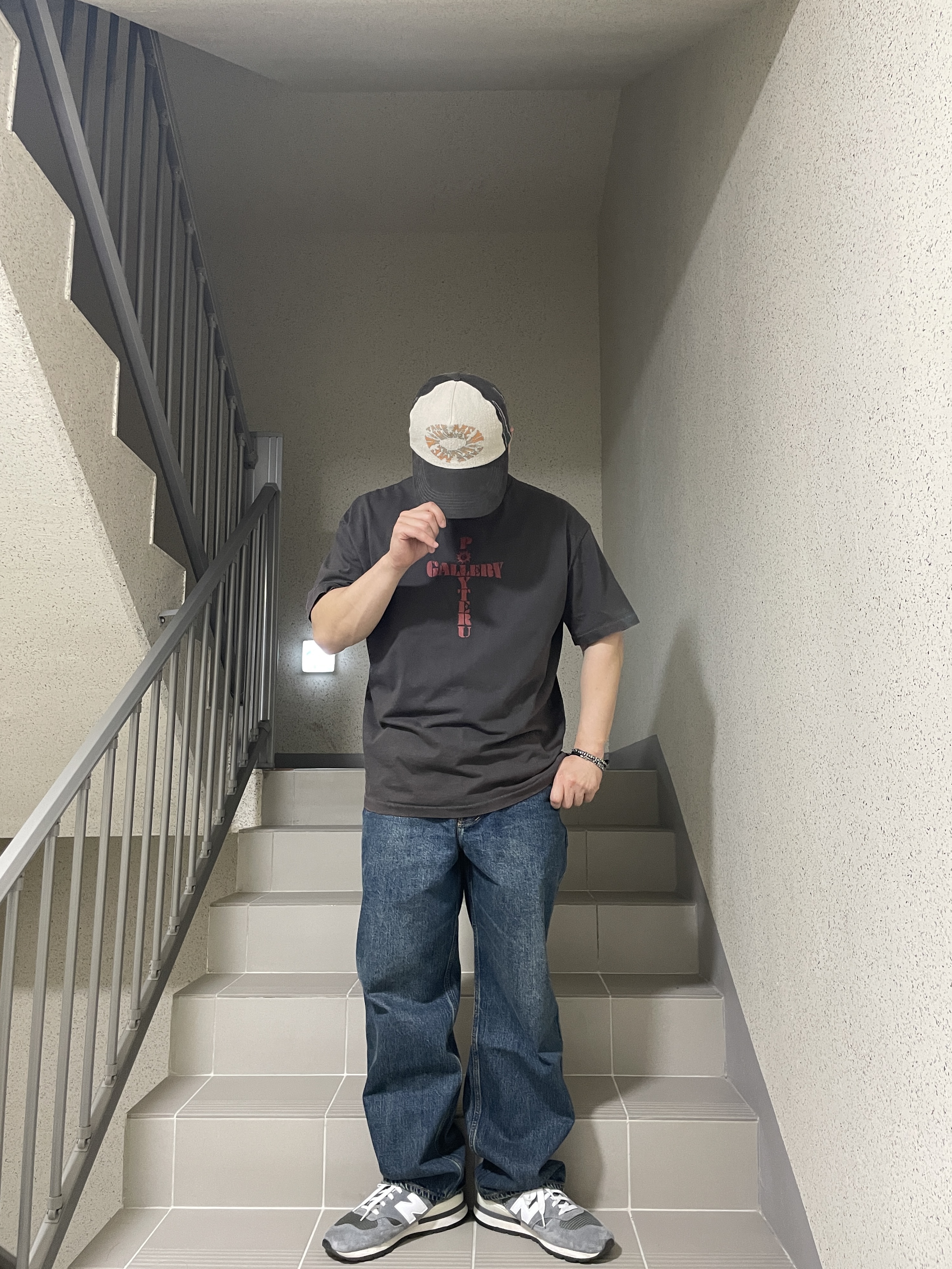 New Balance 990v1 Made in USA Grey White, Polyteru 1011 1/2 Graphic T Shirt 'Cross Tee' Washed Charcoal Brown 착용 스타일 - 3