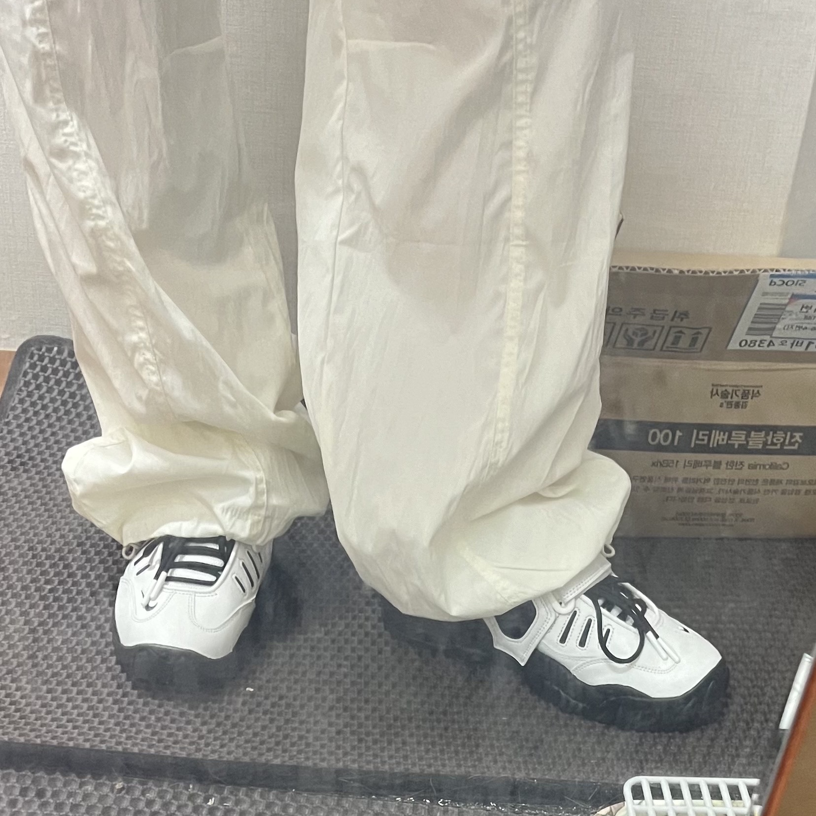 Nike x Ambush Air Adjust Force SP Summit White and Black 착용 스타일 - 4
