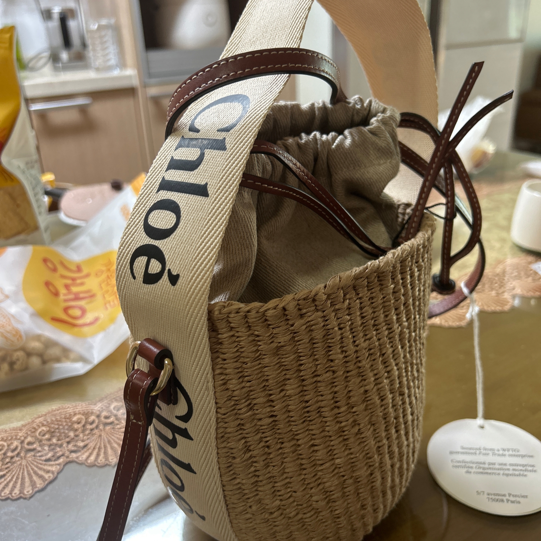 Chloe Small Woody Basket White 착용 스타일