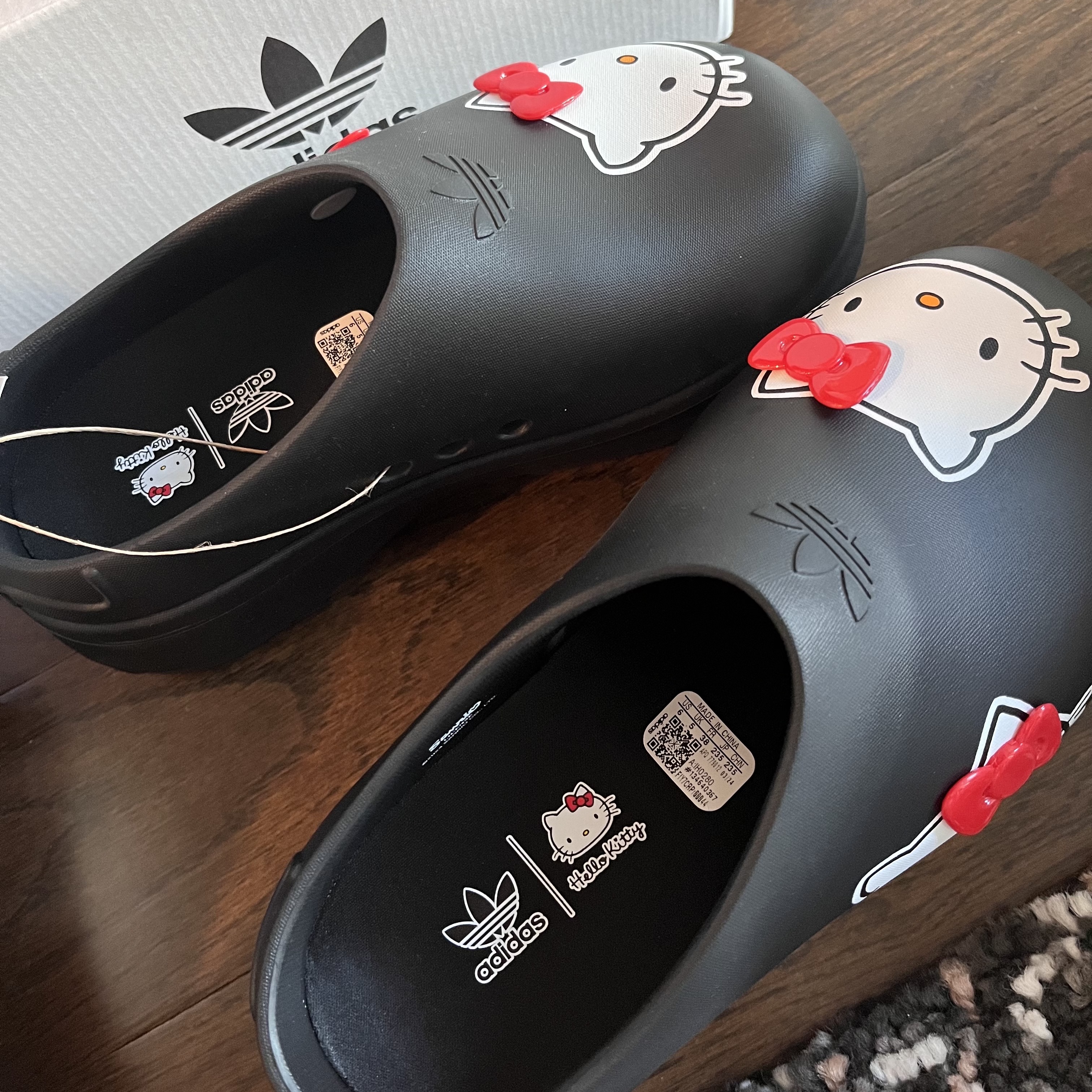 (W) Adidas x Hello Kitty Adifom Stan Smith Mules Core Black Red Cloud White 착용 스타일 - 1