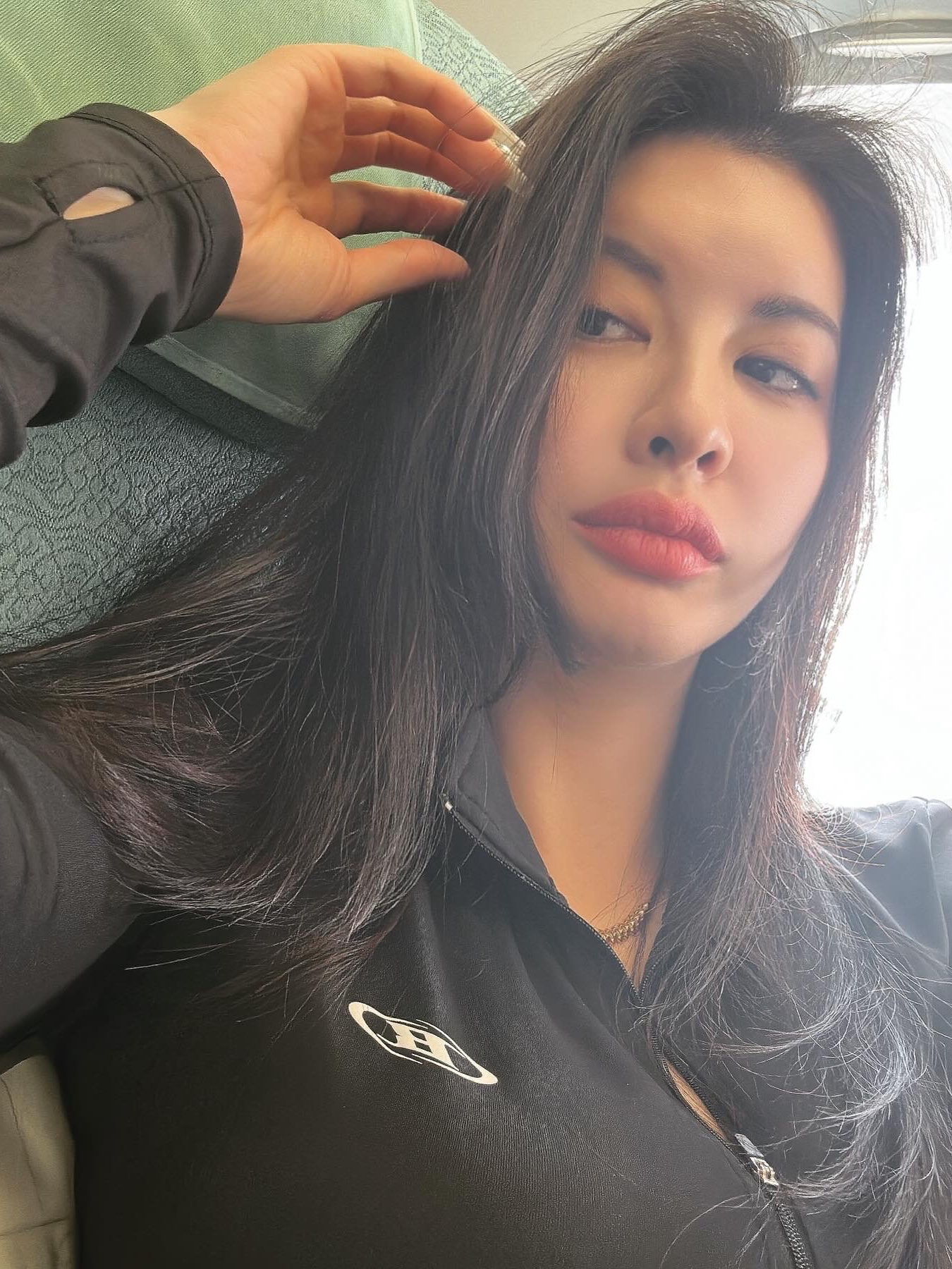 BORN TO WIN Full Zip-Up Crop Jacket Black 착용 스타일 - 3
