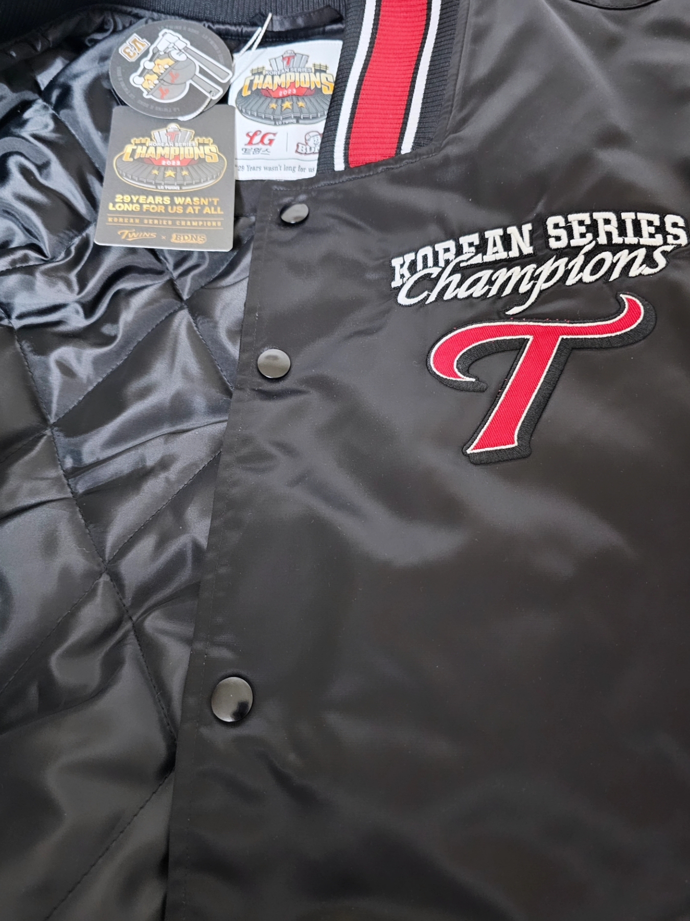 BDNS x LG TWINS 2023 Champions Jumper Red 착용 스타일 - 2