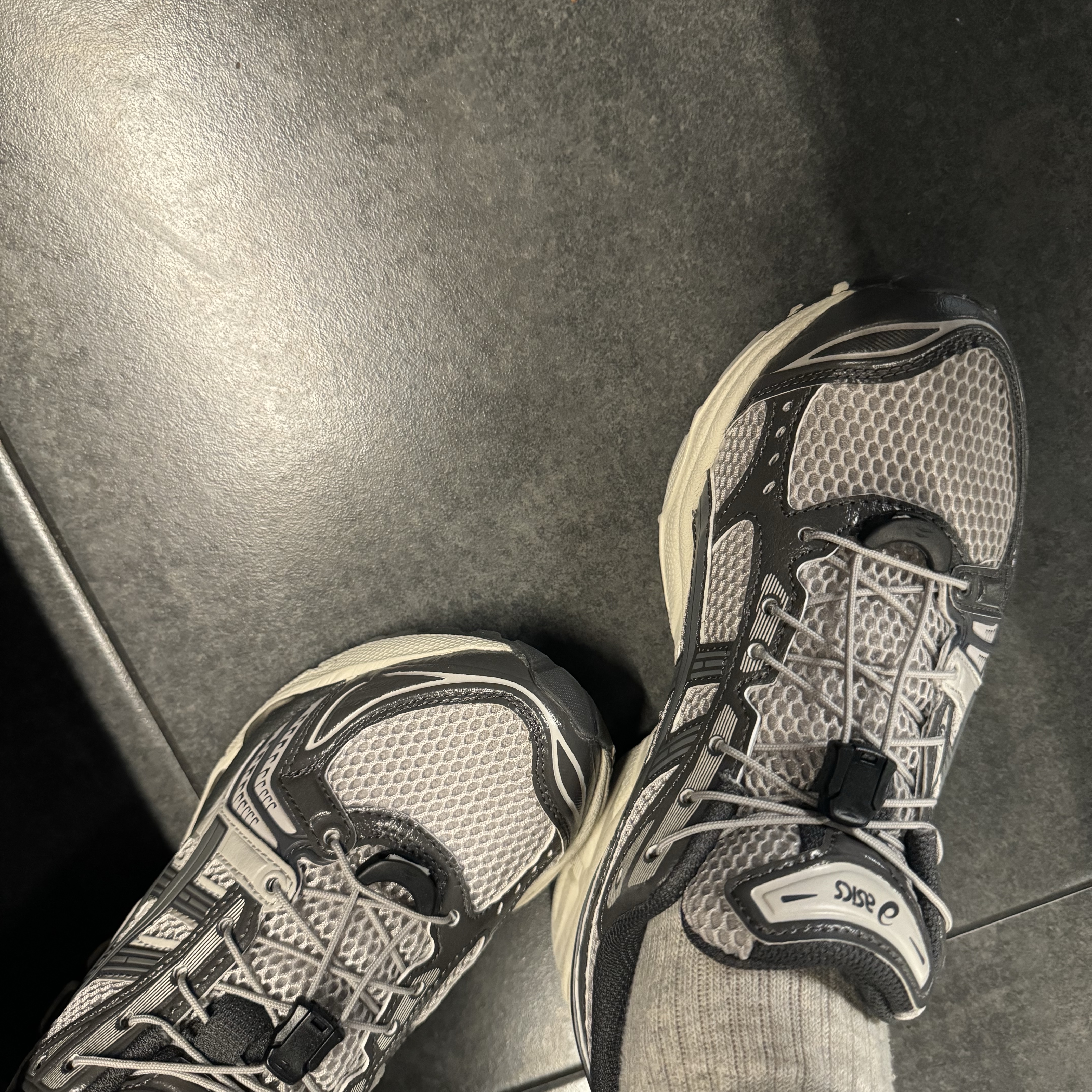 Asics Unlimited Gel-Kayano 14 Oyster Grey Clay Grey 착용 스타일