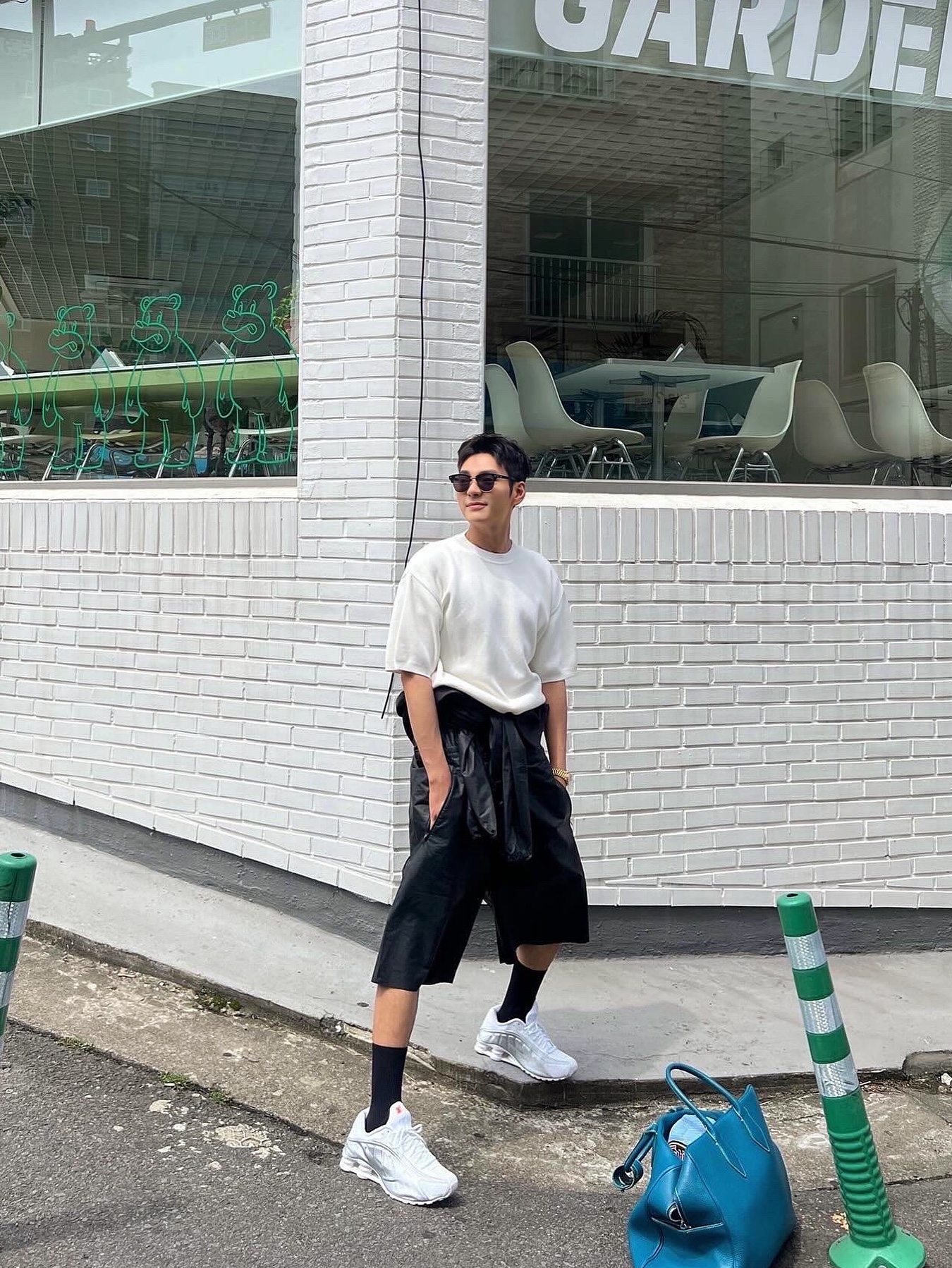 Yeezy Gap Engineered By Balenciaga Coated Cotton Overalls Black, (W) Nike Shox R4 White Metallic Silver 착용 스타일 - 3
