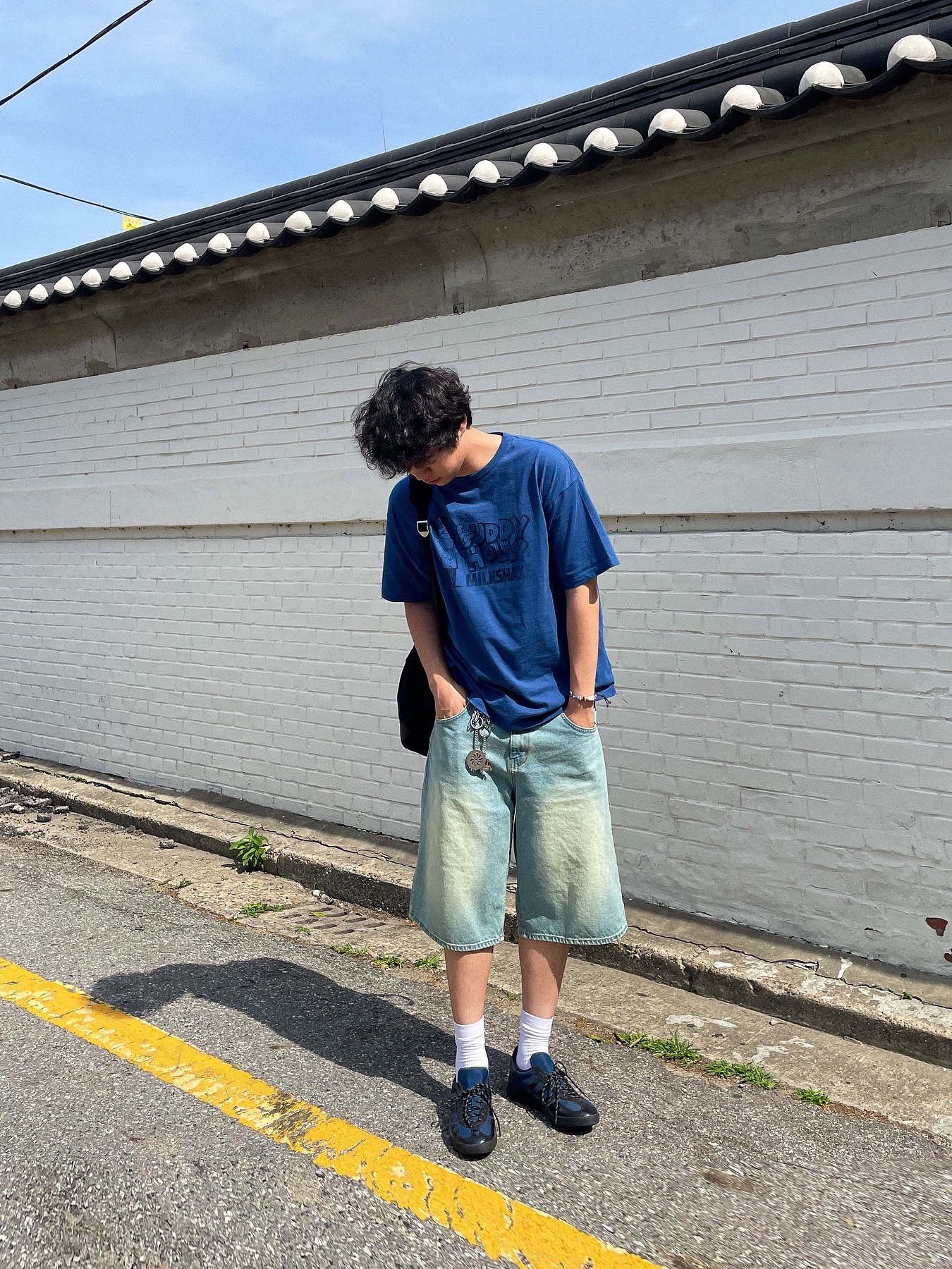 Suade Color Washed Denim Shorts Blue, Suade Color Washed Denim Shorts Black 착용 스타일