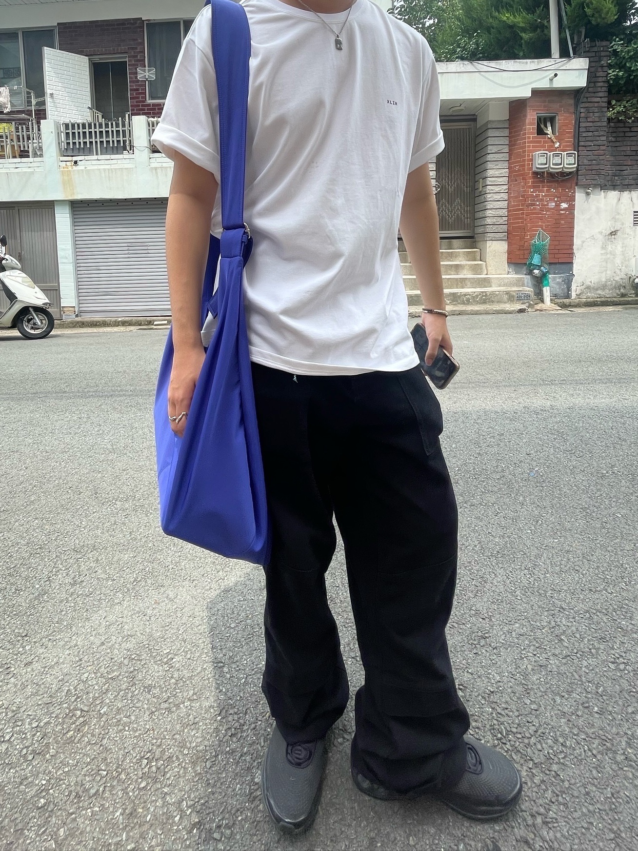 Suade Halfmoon Cross Bag Black, Suade Halfmoon Cross Bag Purple 착용 스타일