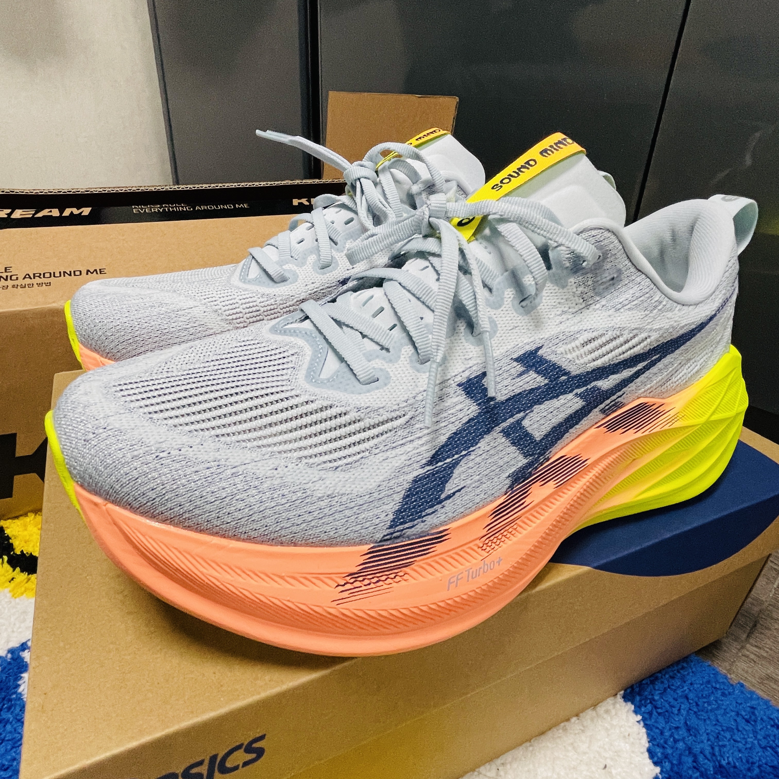 Asics Superblast 2 Paris Cool Grey Safety Yellow 착용 스타일 - 2