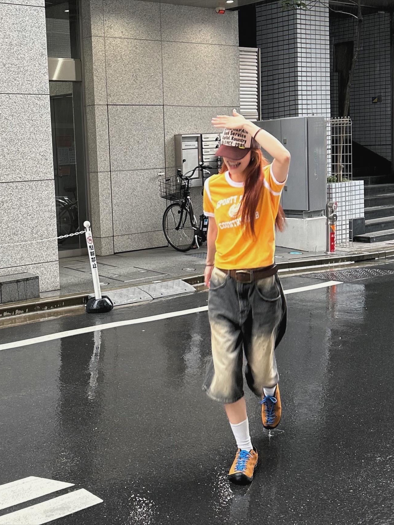 Suade Color Washed Denim Shorts Blue, Suade Color Washed Denim Shorts Black 착용 스타일