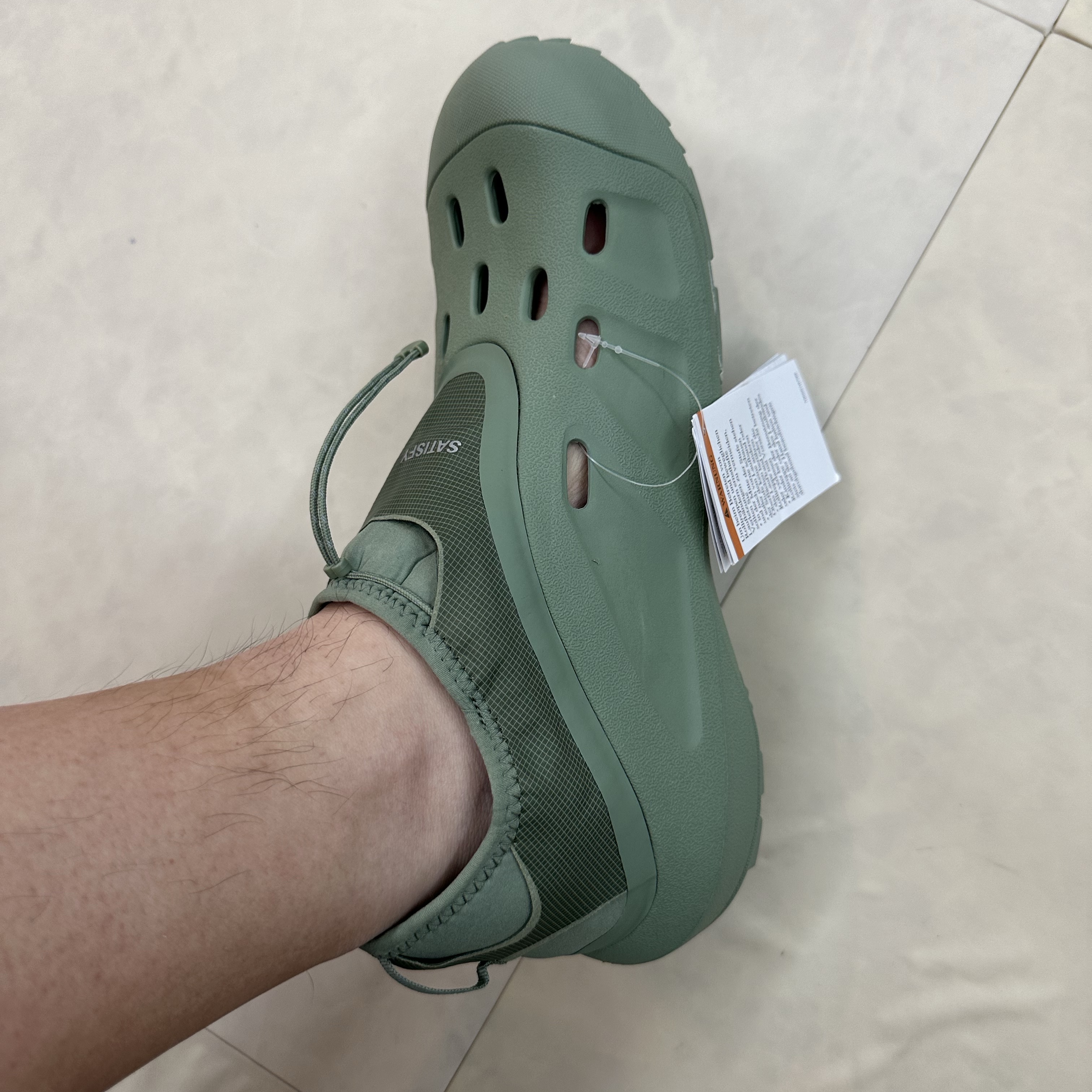 Crocs x Satisfy Quick Trail Low Moss 착용 스타일