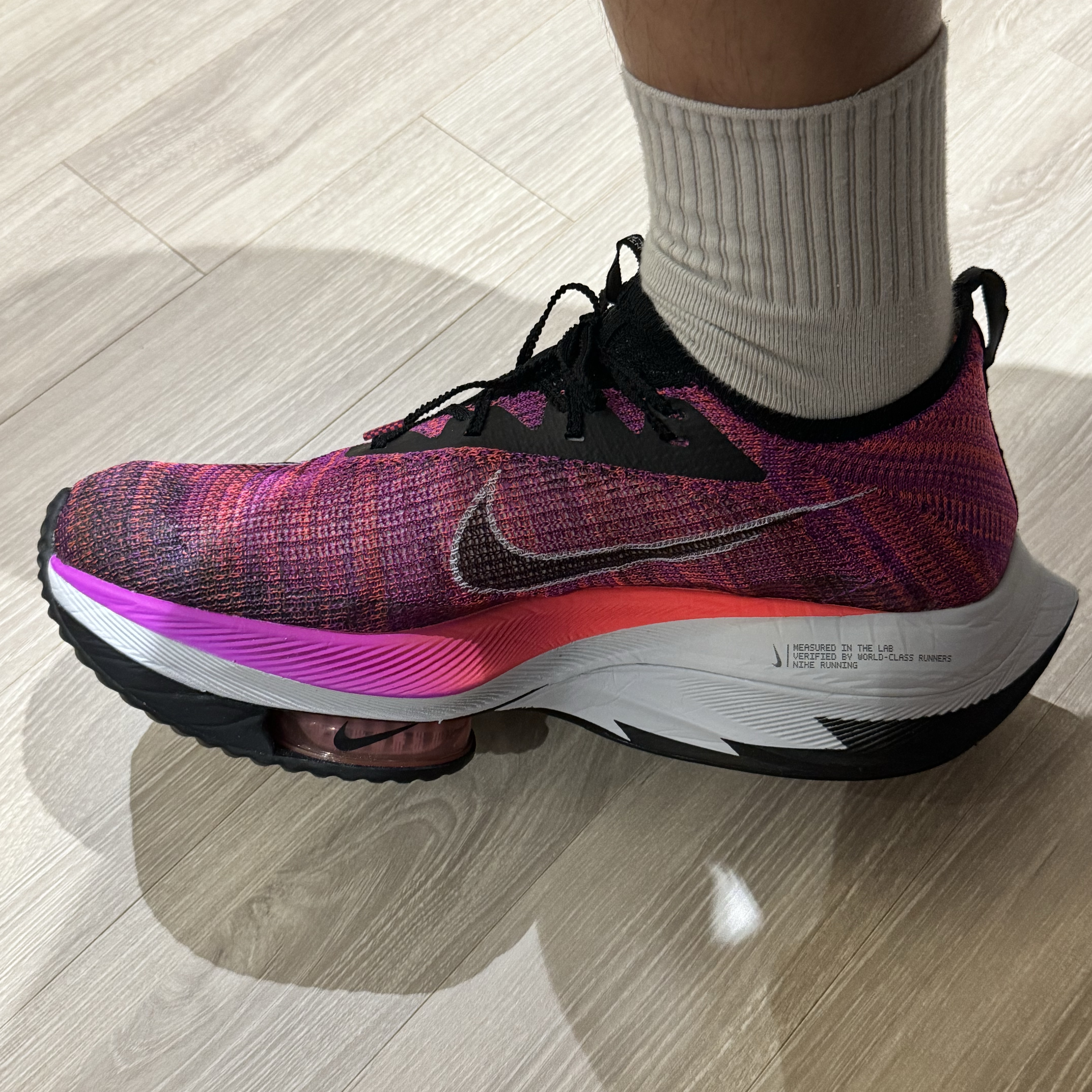Nike Air Zoom Alphafly Next% Hyper Violet 착용 스타일 - 2