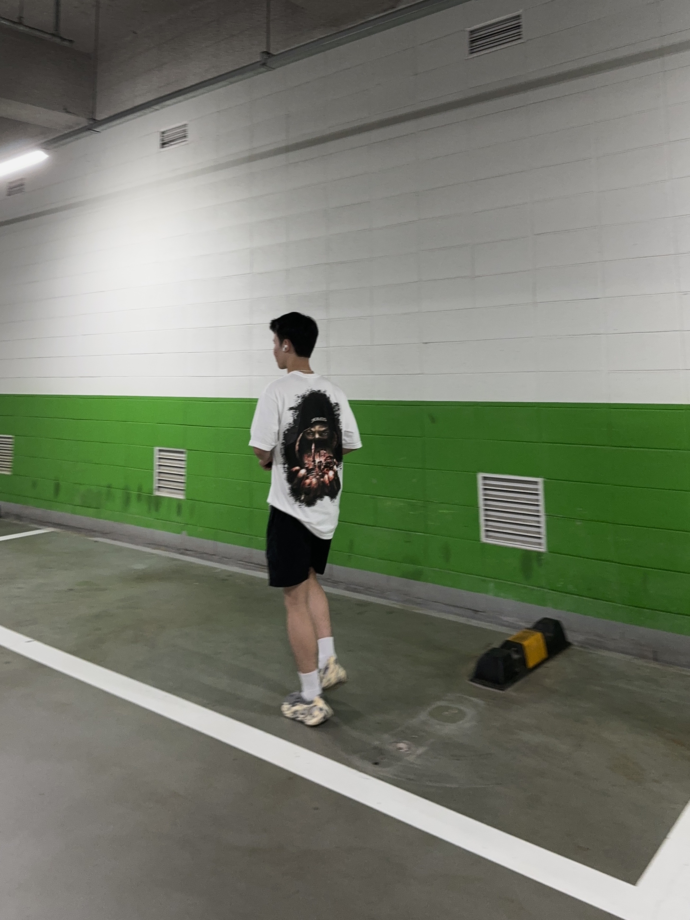 Supreme Fighter T-Shirt White - 23FW, Adidas Yeezy Foam RNNR MXT Moon Gray 착용 스타일 - 1