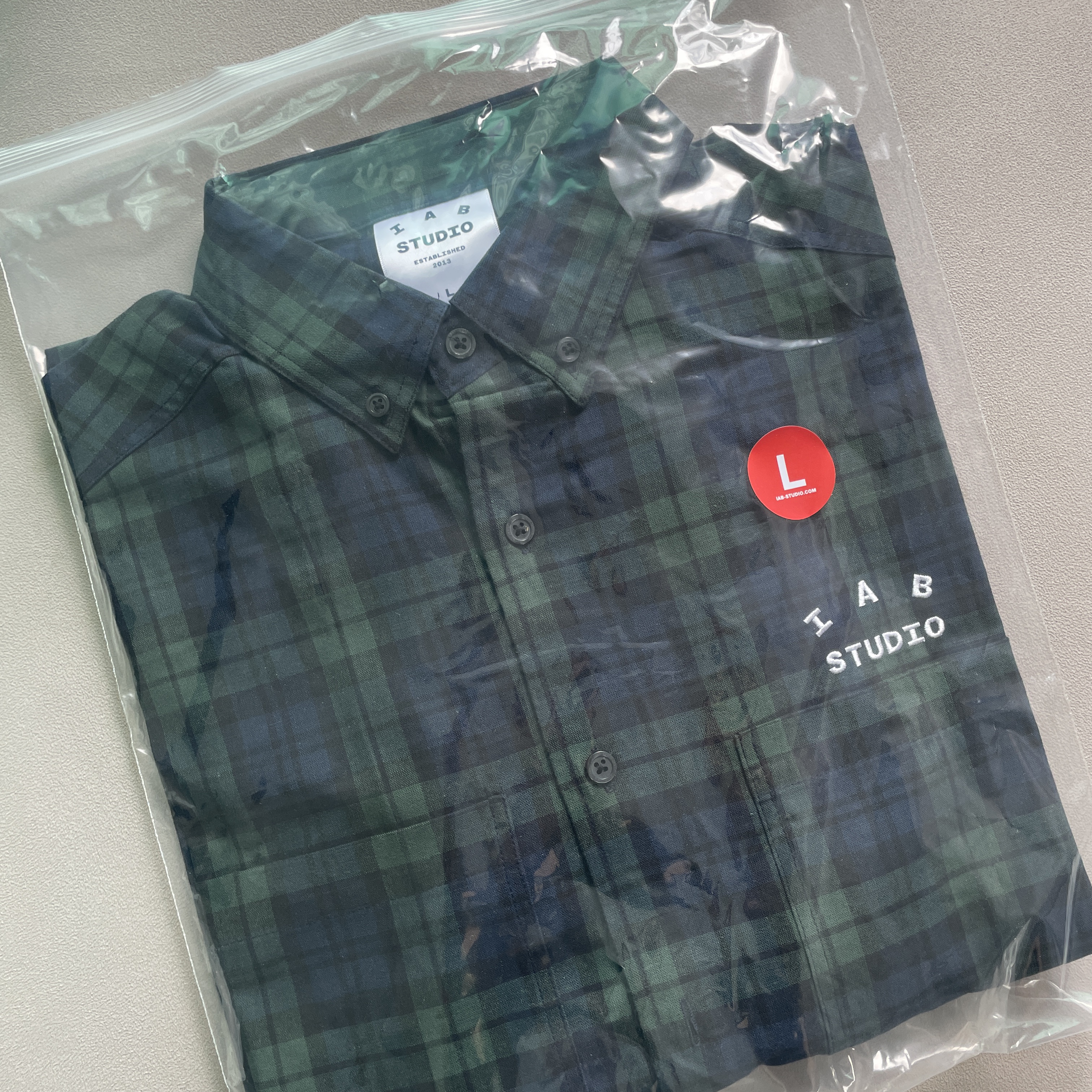 IAB Studio Blackwatch Tartan Shirt Blue Green, IAB Studio Established T-Shirt White Black 착용 스타일 - 1
