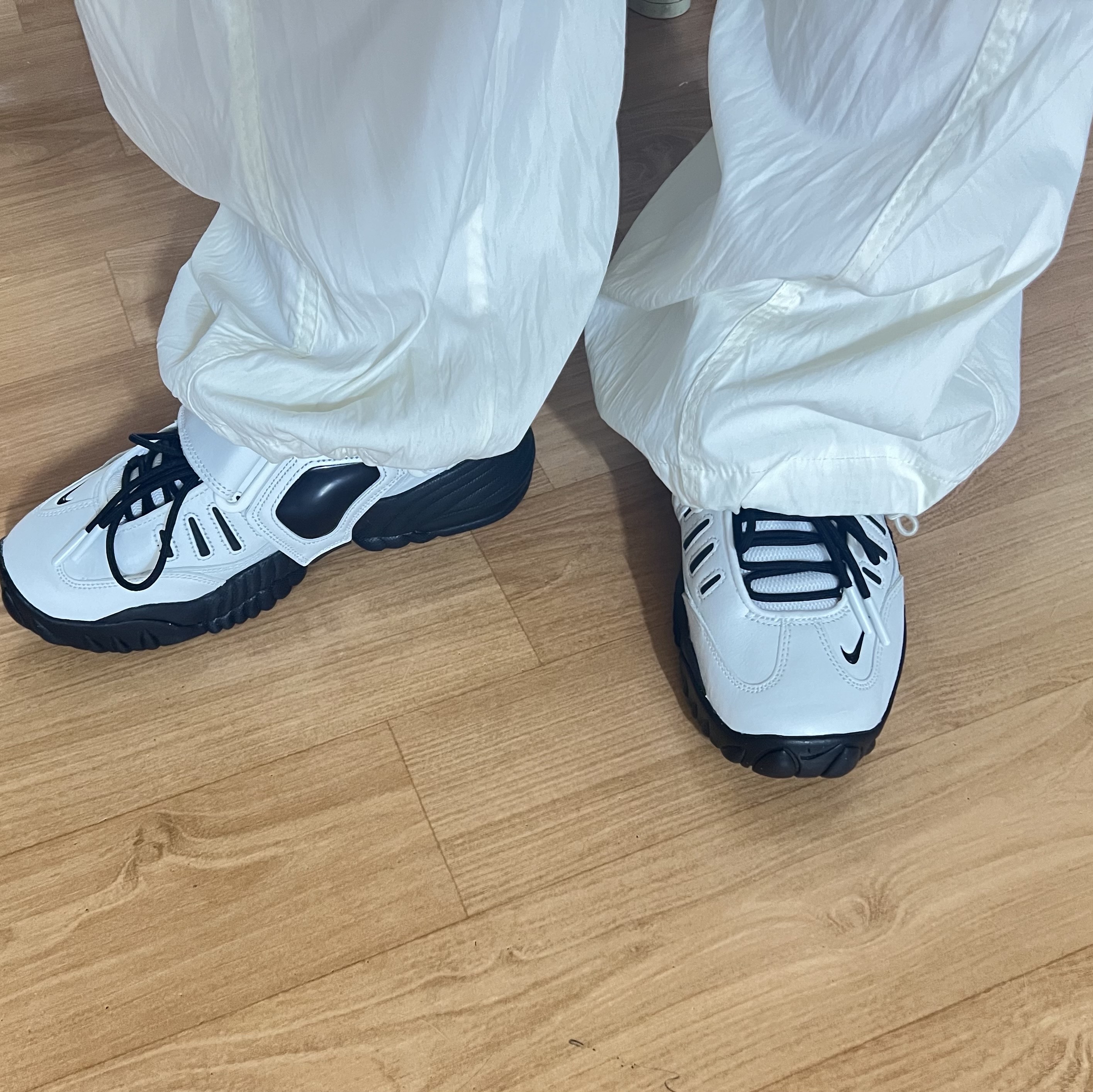 Nike x Ambush Air Adjust Force SP Summit White and Black 착용 스타일 - 5
