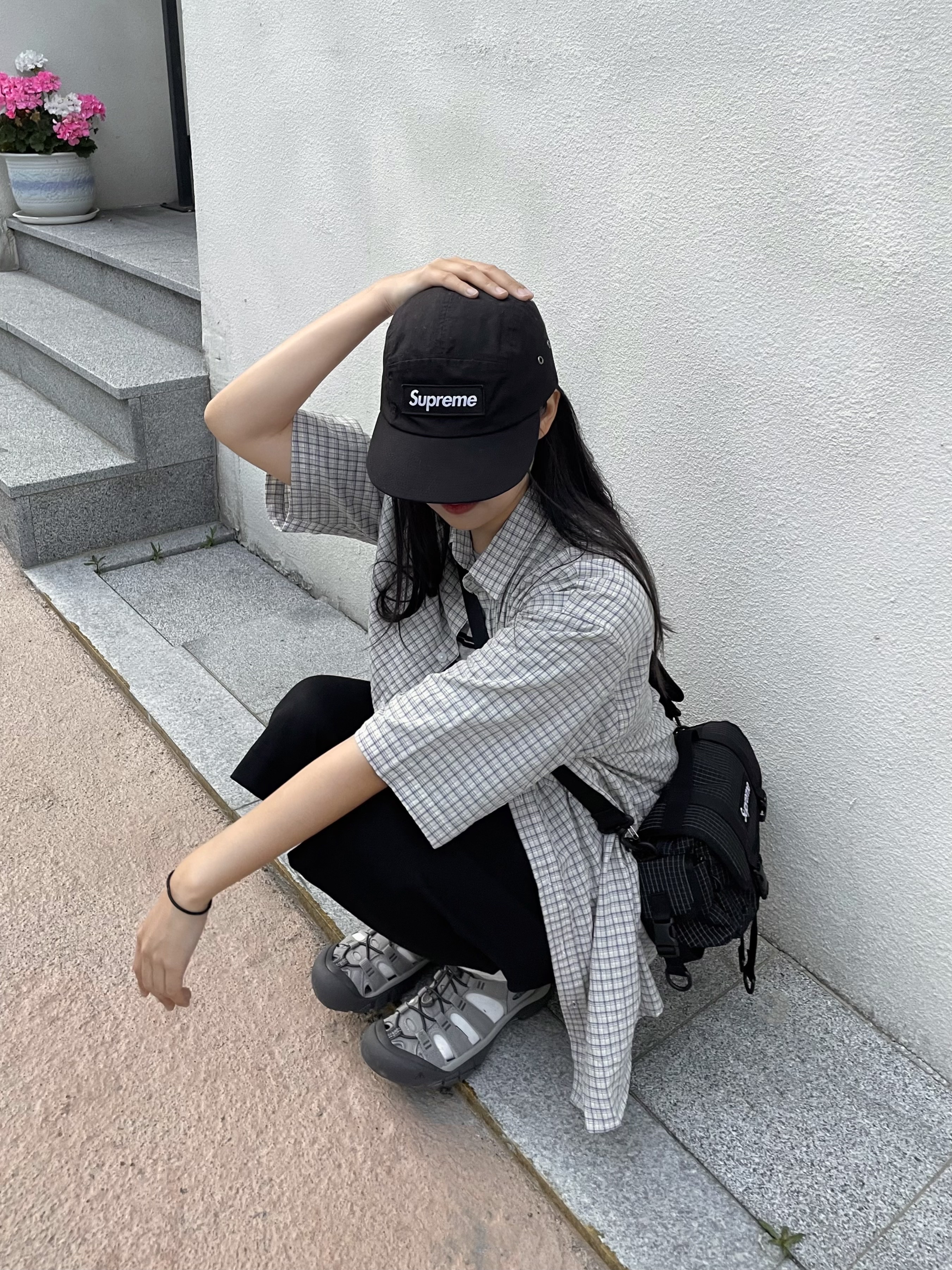 (W) Keen Newport H2 Grey Smoke Blue, Supreme Waxed Cotton Camp Cap Black - 23FW 착용 스타일 - 1