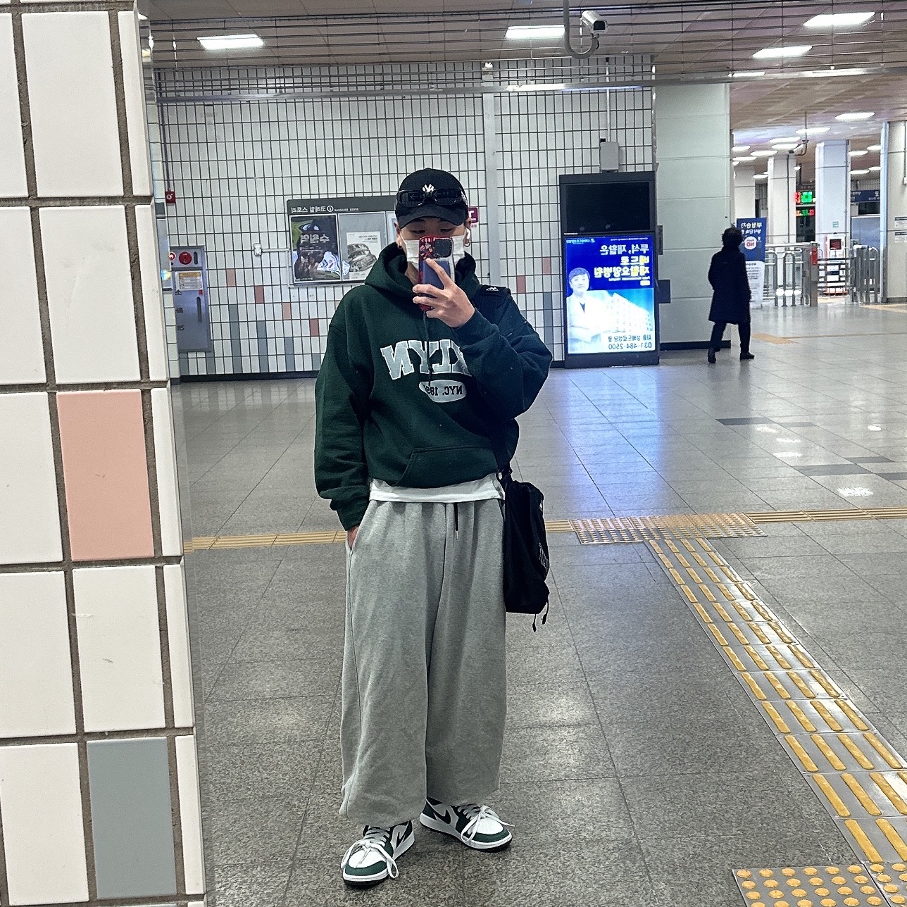 (W) Jordan 1 Mid SE Noble Green 착용 스타일 - 1