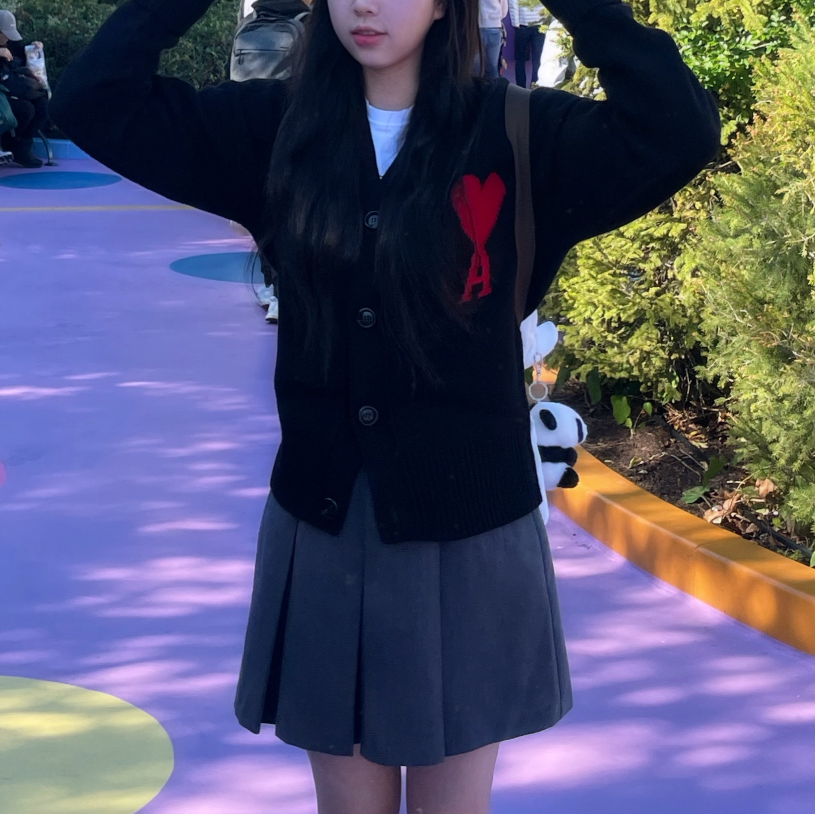 AMI de Coeur Oversize Intarsia Cardigan Black 착용 스타일 - 1