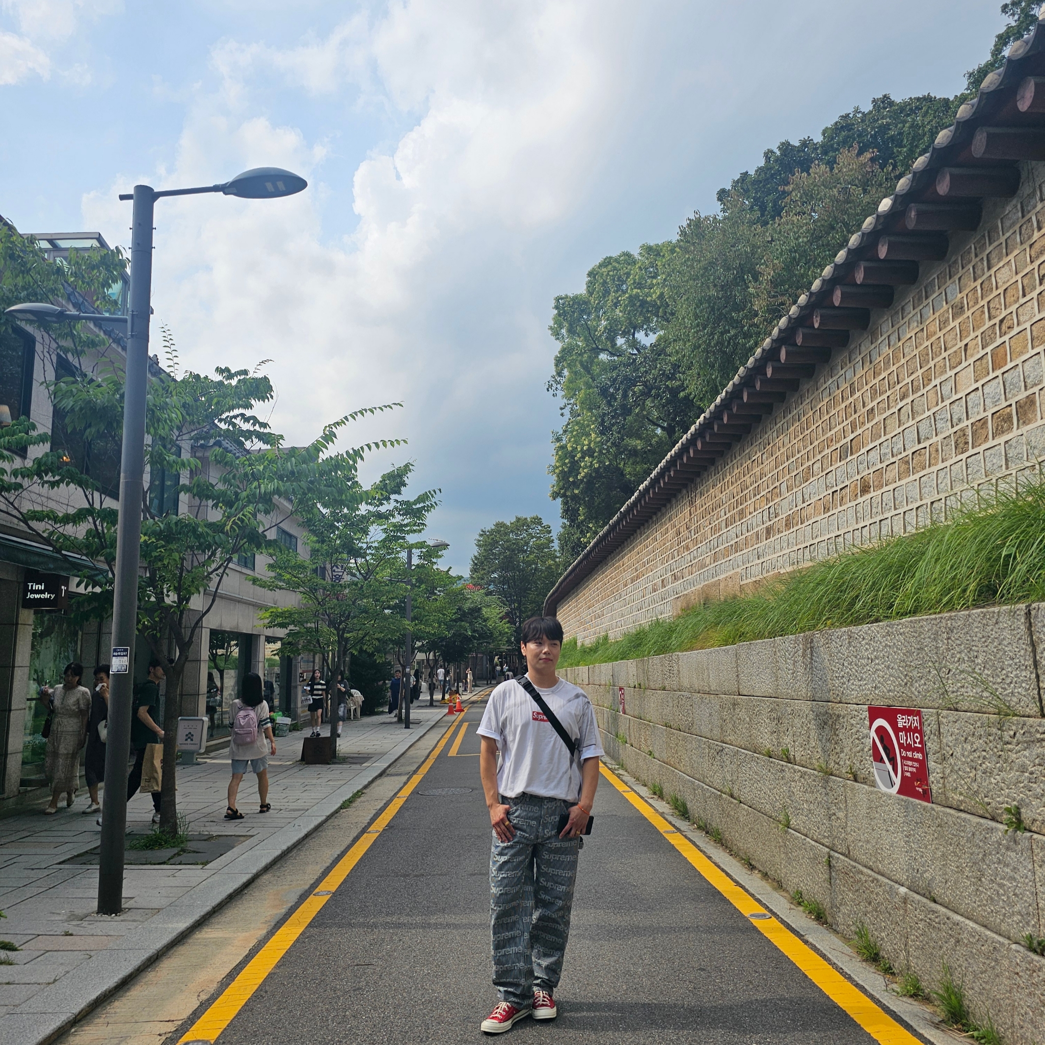Supreme Denim Painter Pants Stripe - 24SS, Supreme x MM6 Maison Margiela Box Logo T-Shirt White - 24SS 착용 스타일 - 3