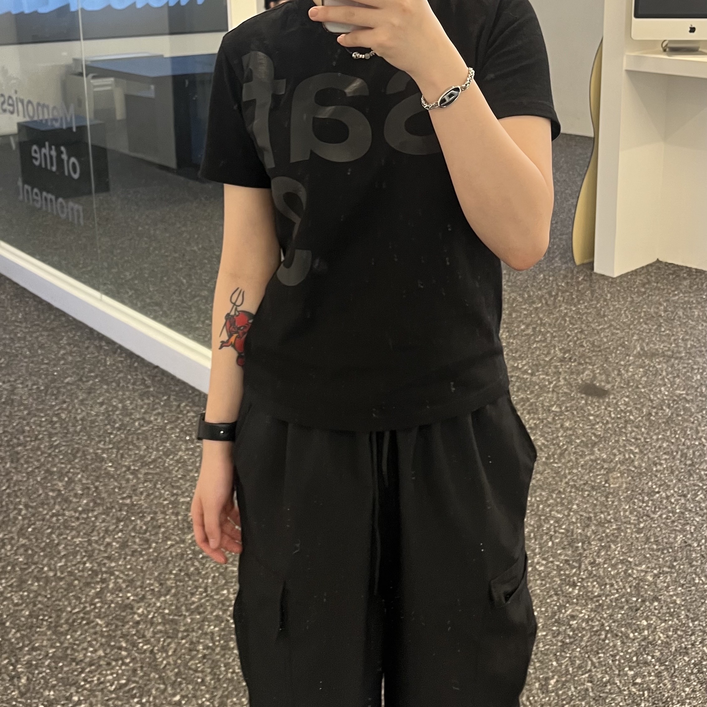 [KREAM 단독] Safarispot 1/2 Basic Safari T-Shirt Black 착용 스타일