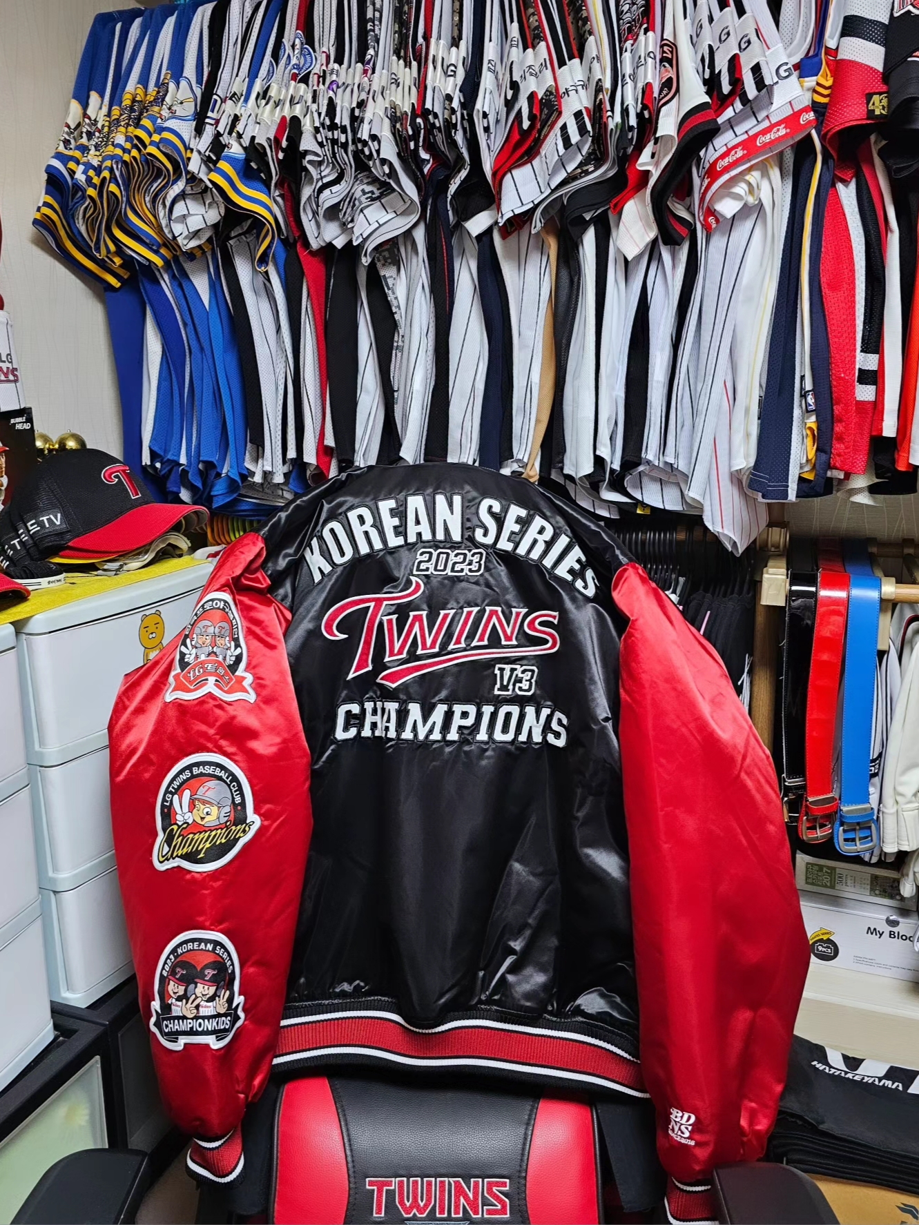 BDNS x LG TWINS 2023 Champions Jumper Red 착용 스타일 - 1