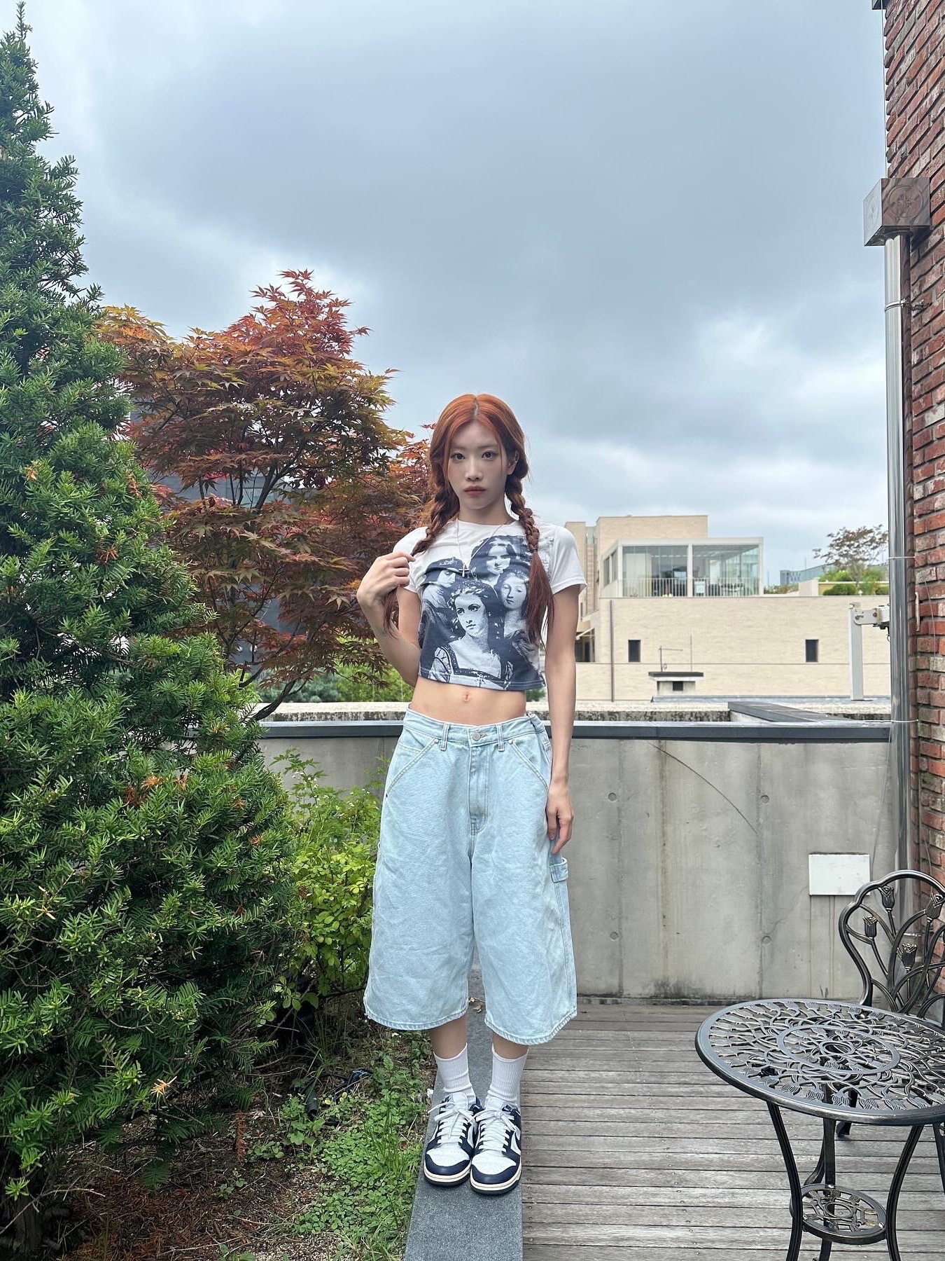 Suade Carpenter Denim Shorts Light Blue, Suade Carpenter Denim Shorts Black 착용 스타일