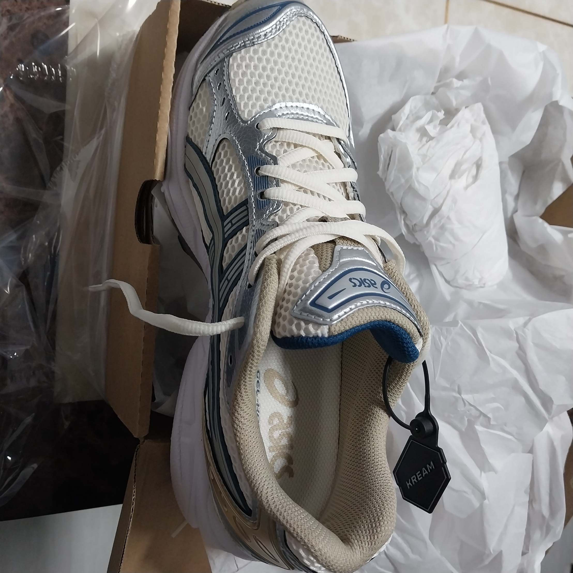 Asics Gel-Kayano 14 Cream Pure Silver 착용 스타일 - 3