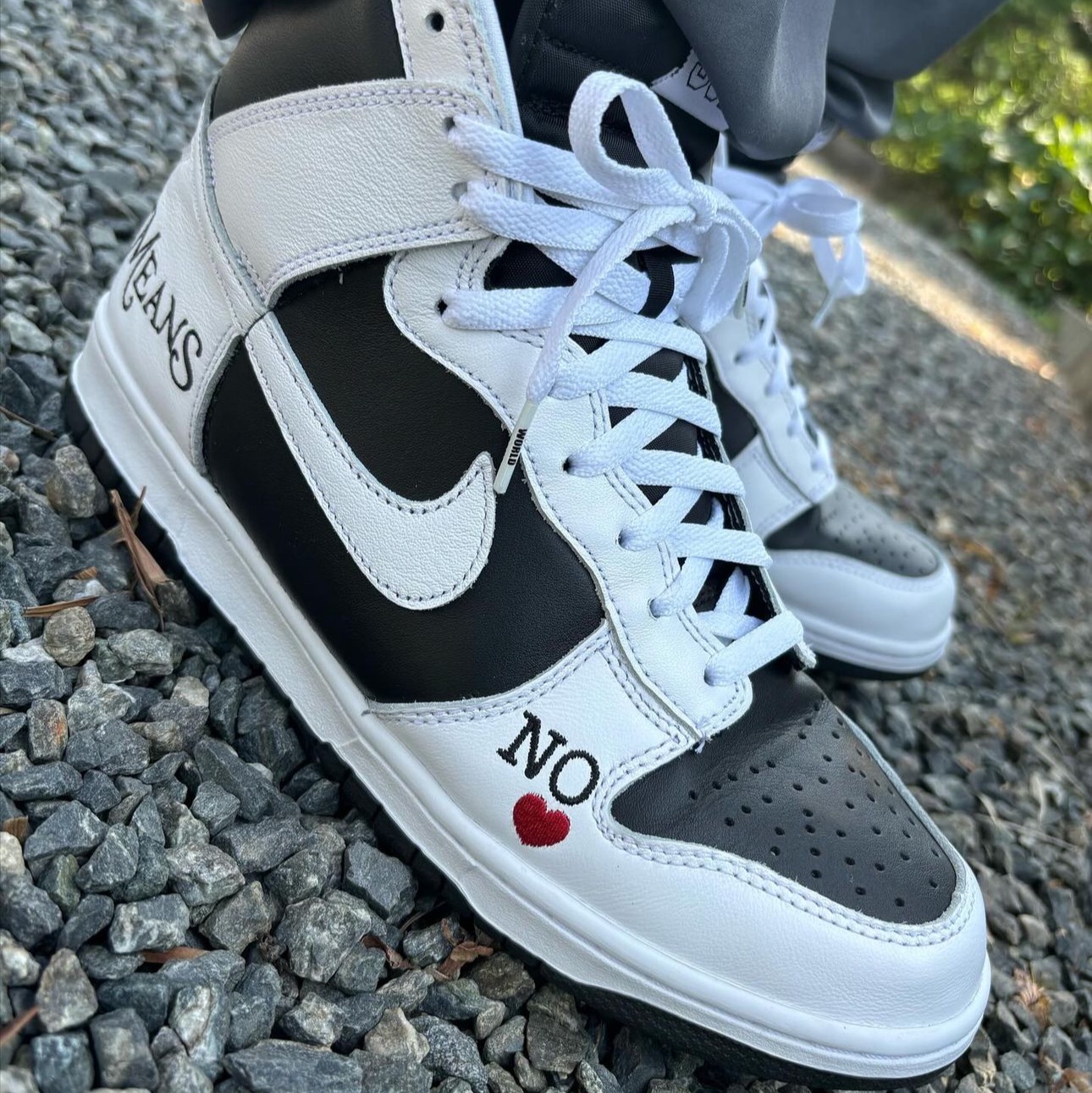 Nike x Supreme SB Dunk High OG QS By Any Means Black White 착용 스타일 - 3