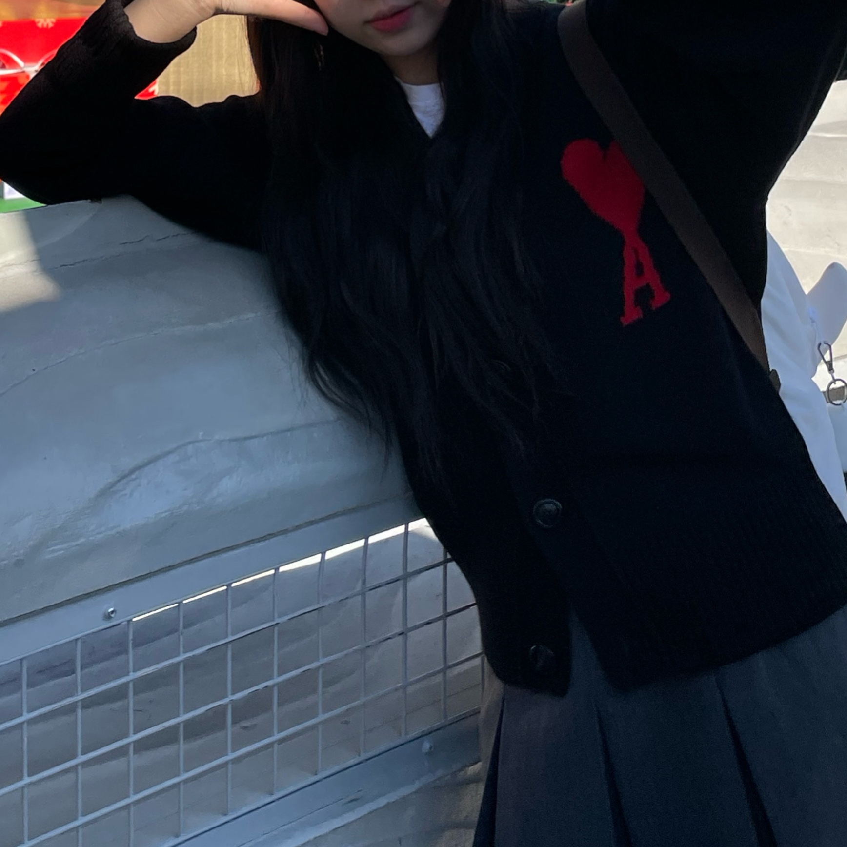 AMI de Coeur Oversize Intarsia Cardigan Black 착용 스타일 - 2